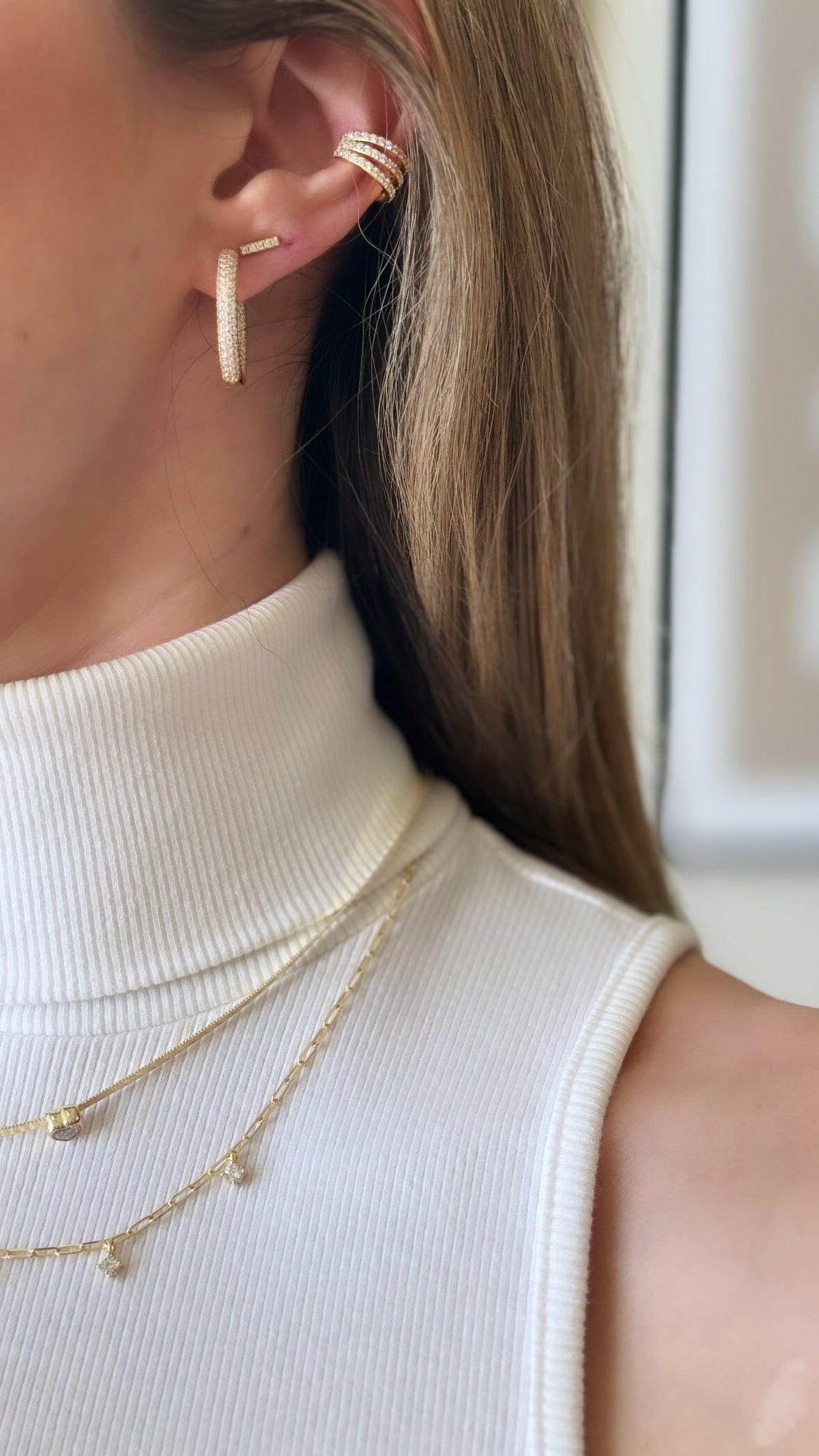 Introducing our Medium Golden Hoops, the perfect addition to any outfit. These hoops feature a sparkling gold finish, adding a touch of glam to your look. Made with high-quality materials, these hoops are durable and long-lasting. Upgrade your style with our Medium Golden Hoops today!
Material: Sterling silver .925 + 18K gold plated
Measurements: .90 x .90 in