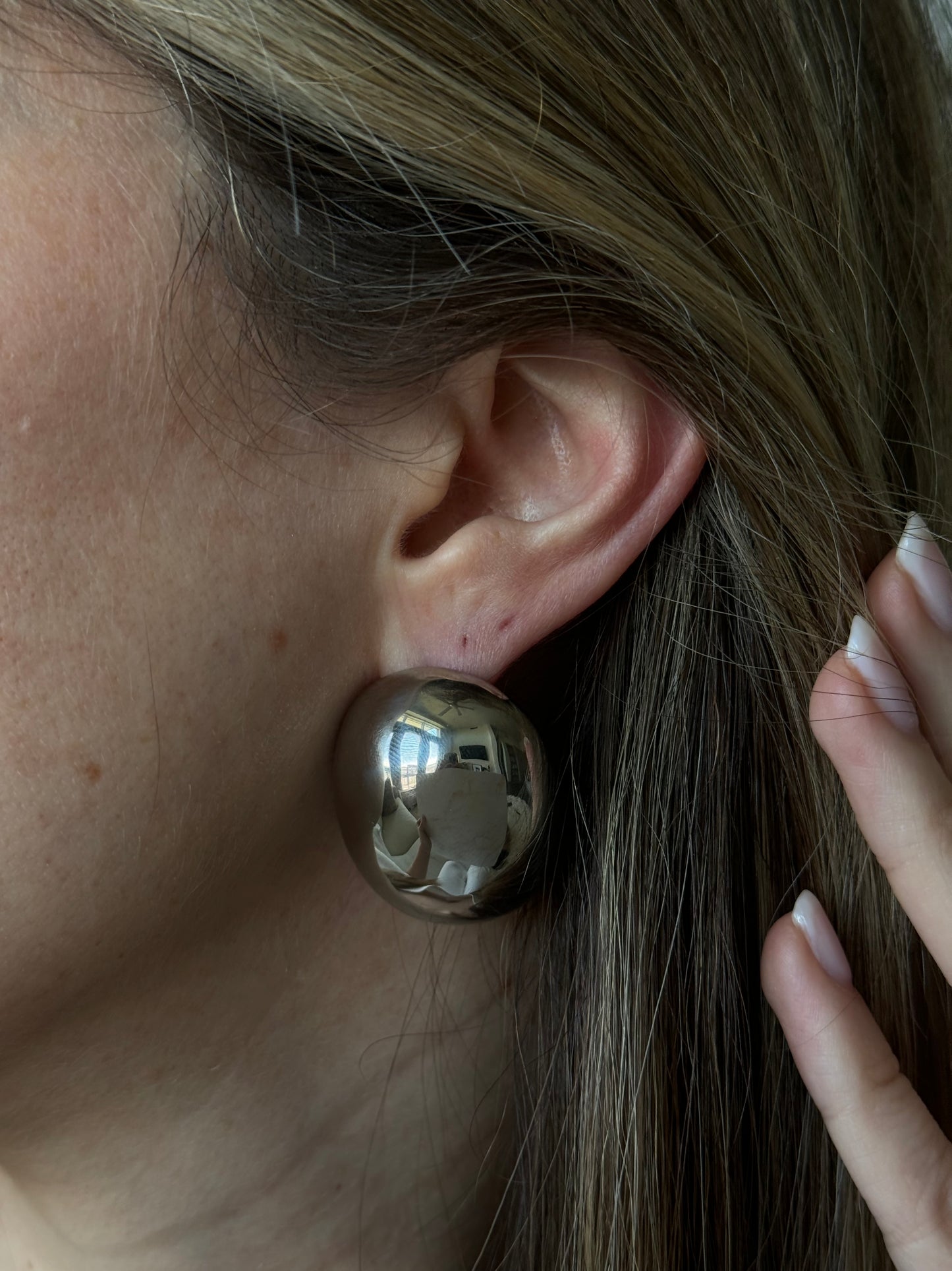 Add a touch of shine and sophistication to any outfit with these gorgeous large silver bold oval studs. Have more than one piercing? Awesome! Our large silver bold oval studs pair well with other piercings or earrings.
Whether you're looking for a subtle accessory to complete your look or a bold statement piece, these studs are the perfect choice.
thick hoop earrings the most in-demand and chunky styles
Material: Stainless Steel + 18K gold plated
Measurements: 1.35 x 1.10