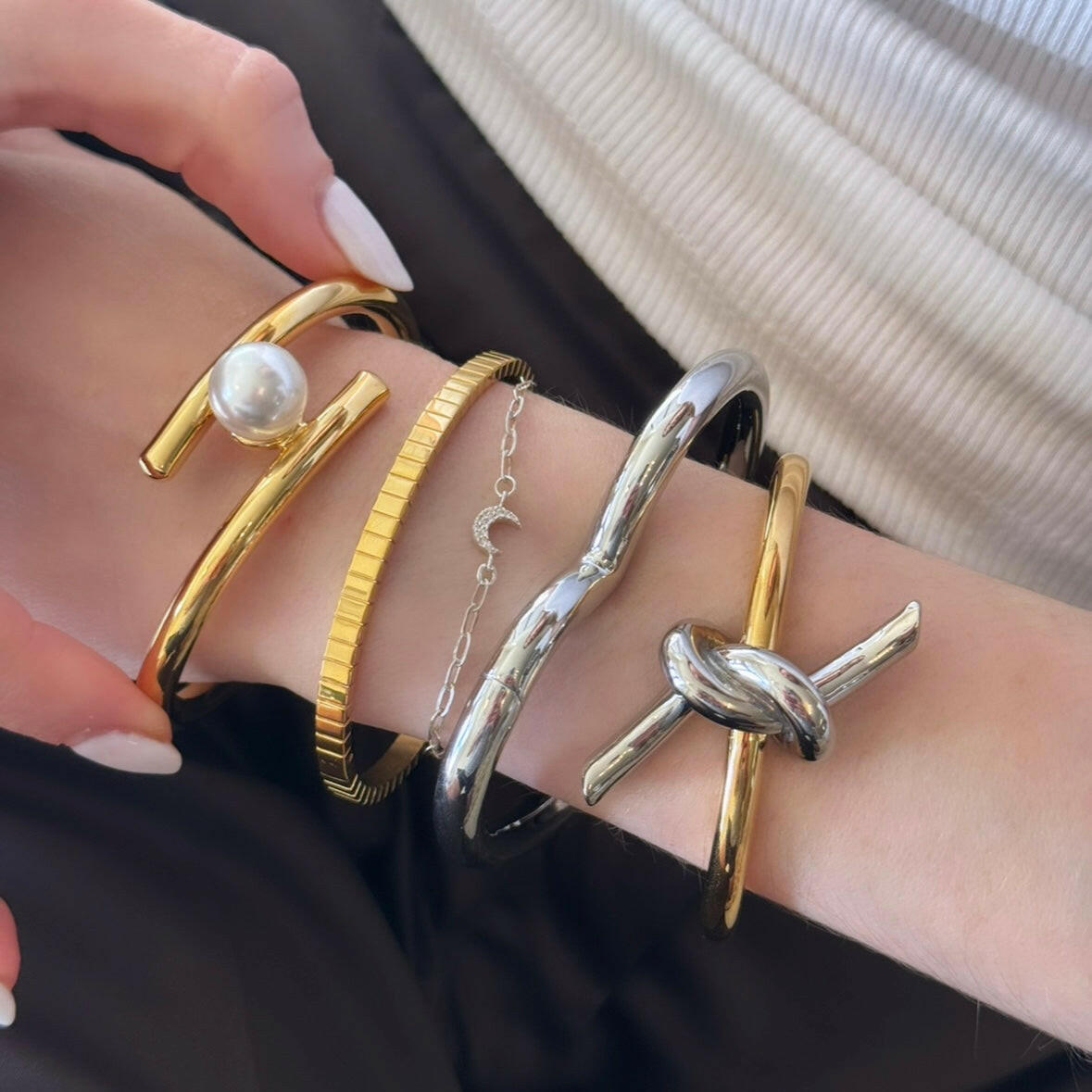 This line gold bracelet is expertly crafted with high-quality materials for a sleek and sophisticated look. The minimalist design adds a touch of elegance to any outfit. Made with precision and attention to detail, this bracelet is the perfect accessory for any occasion.
Material: 100% brass 18k gold plated
Measurements : 2.20 x 2.50 in