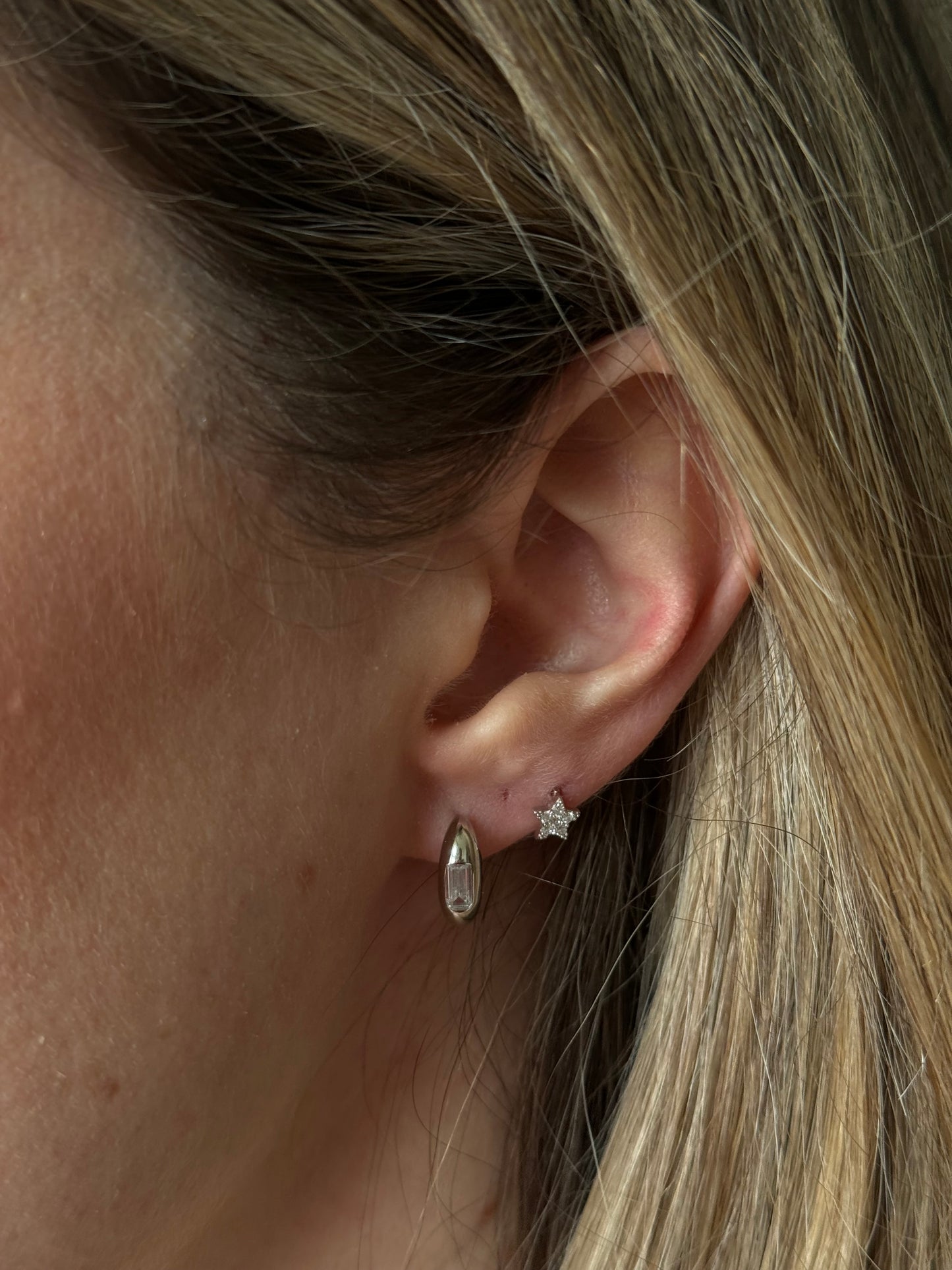 Introducing our Silver Glimmer Hoops, featuring stunning small emerald-cut diamonds.
These elegantly designed hoops are sure to add a touch of glamour to any outfit. With their sleek and modern style, these hoops are perfect for any occasion.
Material: .925 Sterling Silver + 18K gold plated
Measurments: