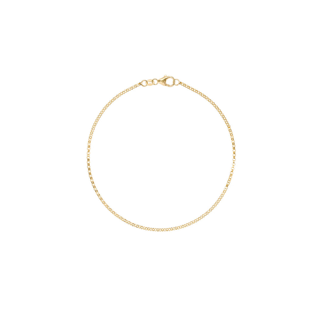Add your favorite charms to this 18K gold-filled 0.9mm link chain bracelet and let it add some extra personality to your outfit!