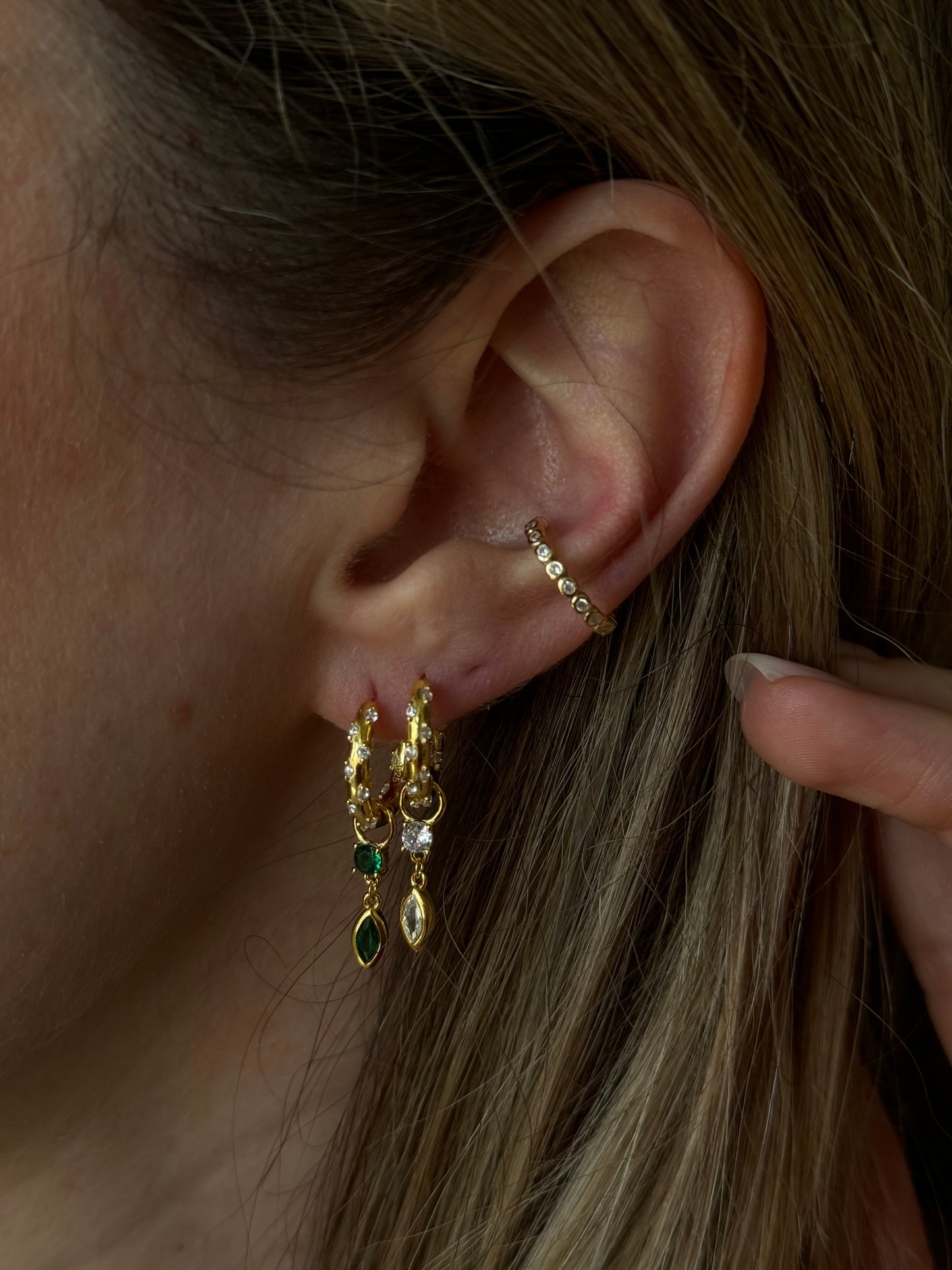 Add a touch of whimsy to your look with these CLEAR YOLI DROP HOOPS. The clear hoops create a fun and playful vibe, perfect for any event. Elevate your style with these quirky hoops.
Material: .925 Sterling Silver + 18K gold plated
Measurements: 1.10 x .57 in