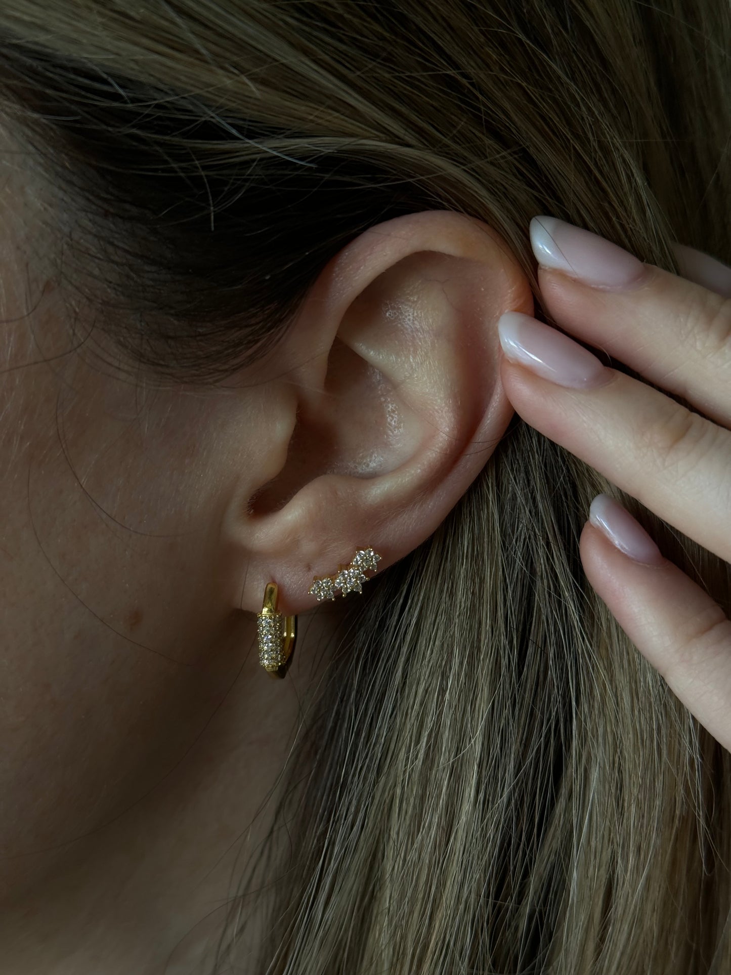 Elevate your style with these OVAL SQUARED MIDDLE GOLDEN HOOPS.
Perfect for day or night, these hoops are sure to make a nice statement and elevate your fashion game.
Material: 925 Sterling Silver + gold plated 18K
Measurements: .55 in x .50 in
