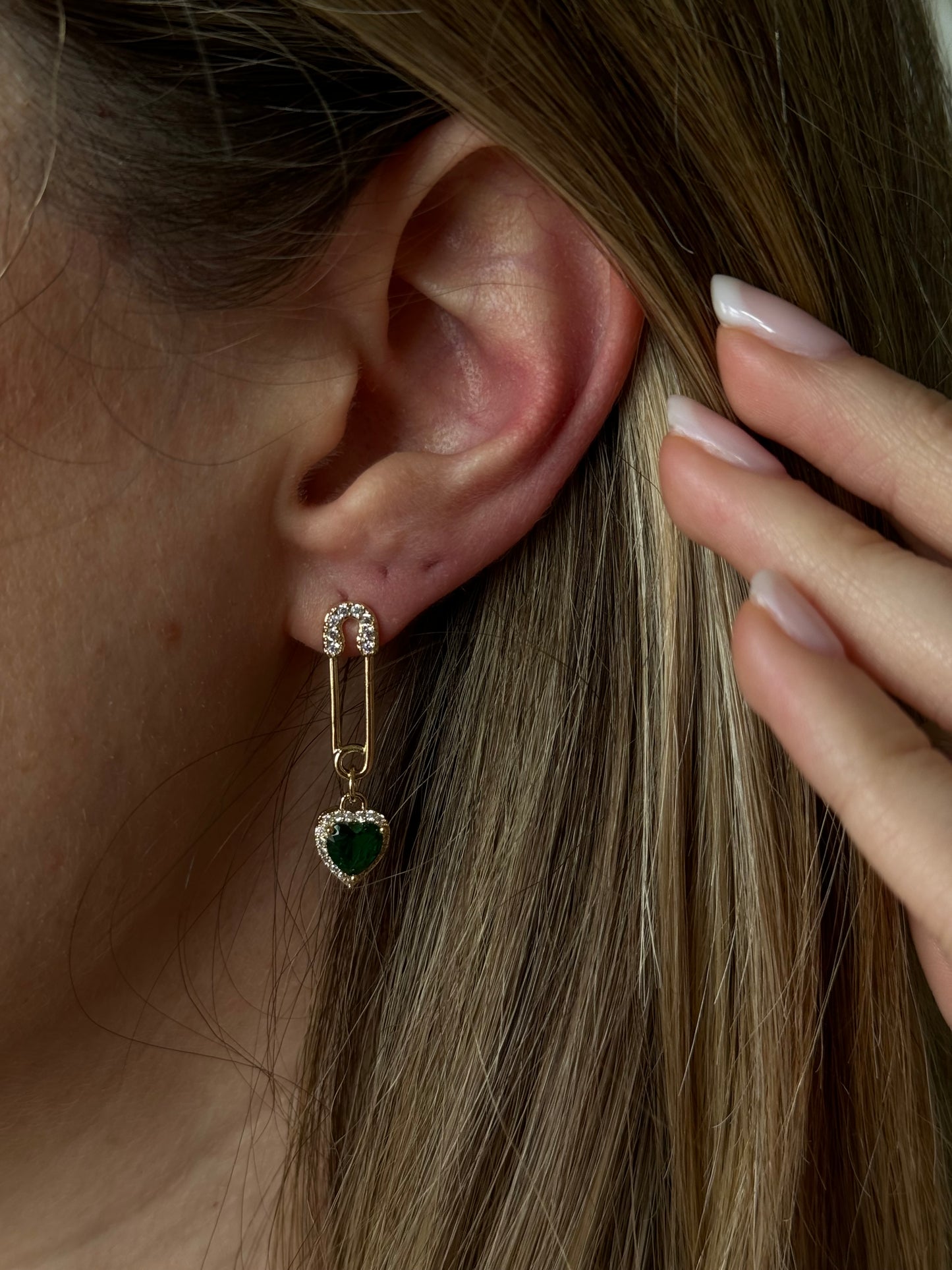 Enhance your outfit with our elegant CLIP GREEN HEART EARRINGS. Featuring beautiful green heart-shaped pendants, these earrings are perfect for adding a touch of sophistication to any look. Made with high-quality materials, they are both stylish and durable. Upgrade your accessory collection with these stunning earrings.
Sparkling with every movement, they make a perfect gift for your loved one or a luxurious treat for yourself.
Material: Brass + 14K gold plated + zircon
Measurements: 1.20 x .30 in
