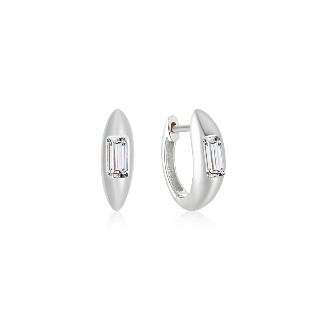 Introducing our Silver Glimmer Hoops, featuring stunning small emerald-cut diamonds.
These elegantly designed hoops are sure to add a touch of glamour to any outfit. With their sleek and modern style, these hoops are perfect for any occasion.
Material: .925 Sterling Silver + 18K gold plated