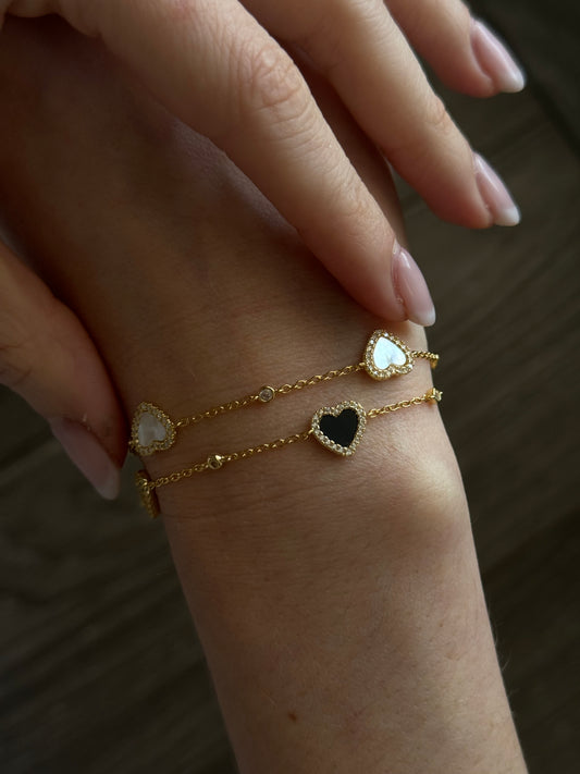 Add a touch of love to your outfit with our Cute Heart Mother Pearl Bracelet. The delicate heart design and lustrous pearl make this accessory both elegant and endearing. Perfect for any occasion, this bracelet will add a charming touch to your look.
Material: Sterling silver .925 + 18K gold plated
Measurements: 7.60 in