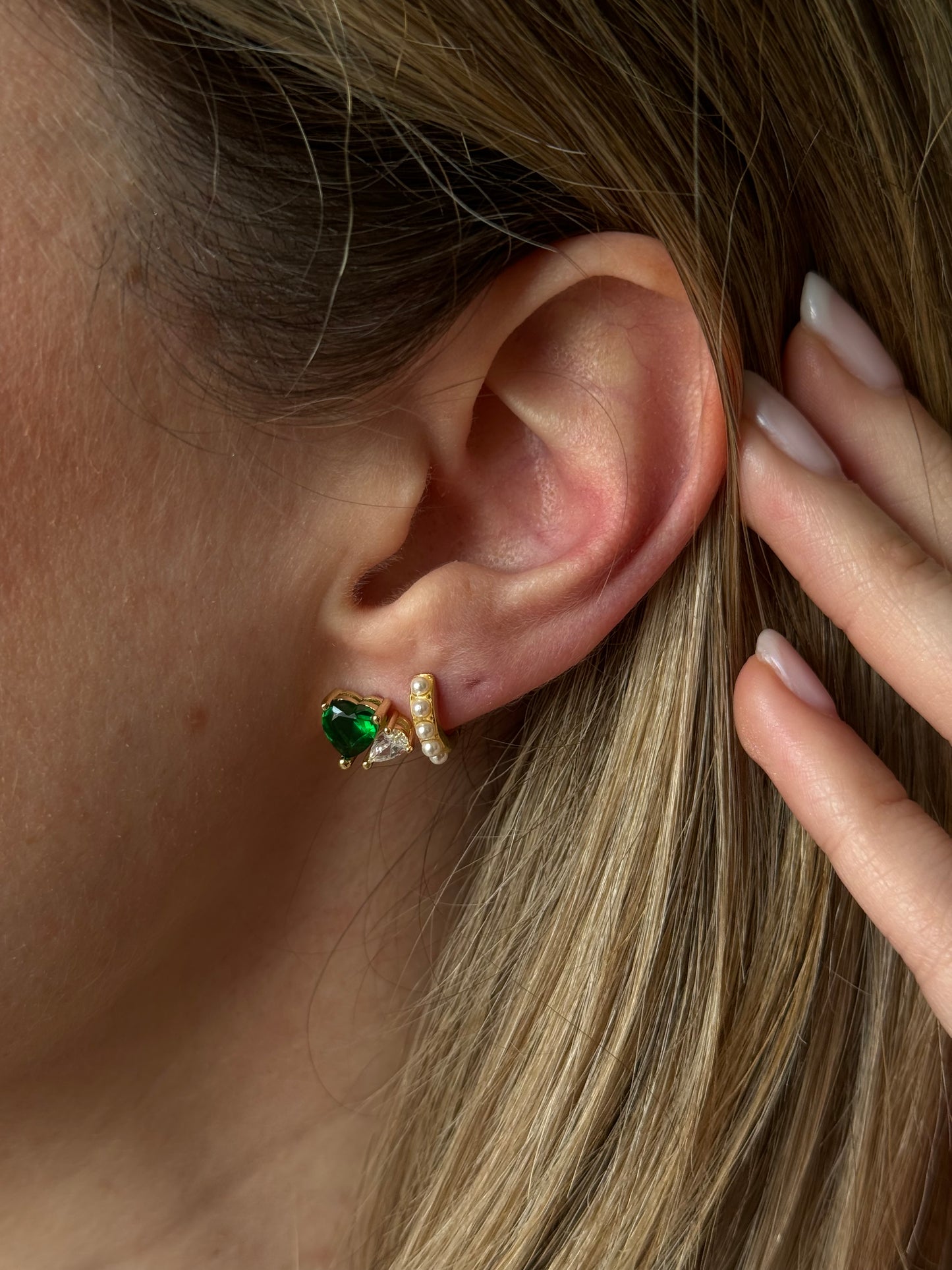 Indulge in the luxury of our GREEN HEART SPARKLE STUDS.
Exquisitely crafted with stunning green hearts, these studs add a touch to any outfit.
Sparkling with every movement, they make a perfect gift for your loved one or a luxurious treat for yourself.
Material: 925 Sterling Silver + gold plated 18K
Measurements: .40x .30 in