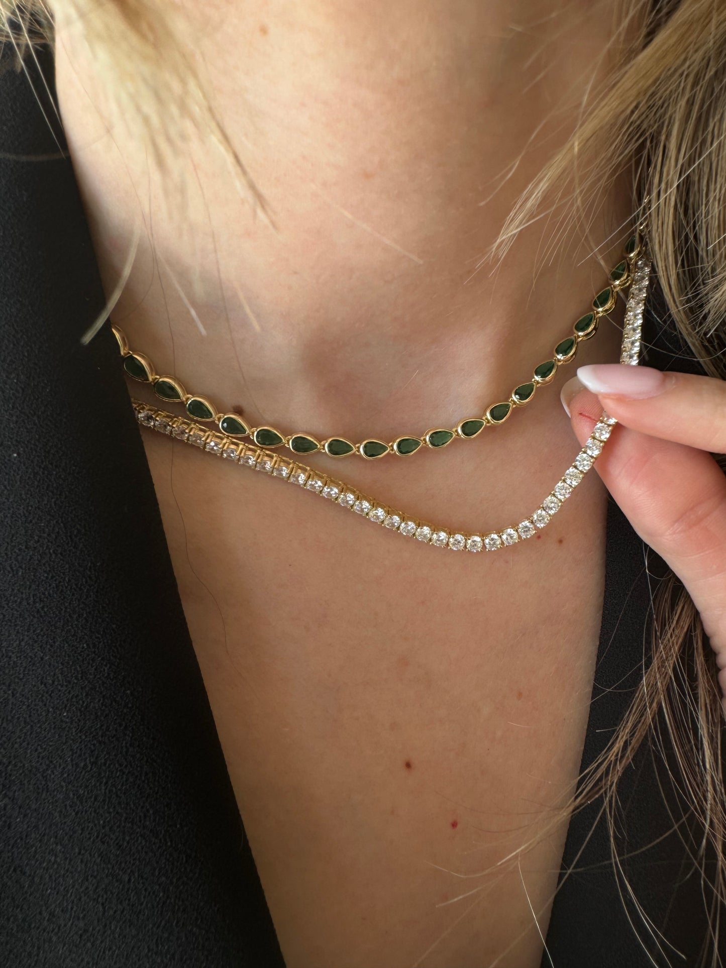 Add a pop of color to your outfit with our Emerald Drop Necklace!
Featuring a stunning emerald gemstone, this necklace is perfect for adding a touch of elegance and playfulness to any look. (Glittering, green goodness awaits!)
Material: Sterling silver .925 + 18K gold plated
Measurements: 14 in + 2 in