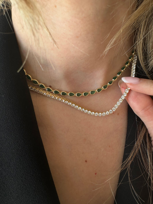 Add a pop of color to your outfit with our Emerald Drop Necklace!
Featuring a stunning emerald gemstone, this necklace is perfect for adding a touch of elegance and playfulness to any look. (Glittering, green goodness awaits!)
Material: Sterling silver .925 + 18K gold plated
Measurements: 14 in + 2 in