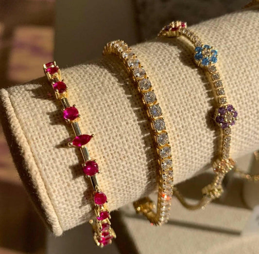 This bracelet is perfectly pink and uniquely patterned - a standout accessory! 💕
Material: Sterling silver .925 + 18K gold plated
Measurements: 6.30 in + 1.10 in