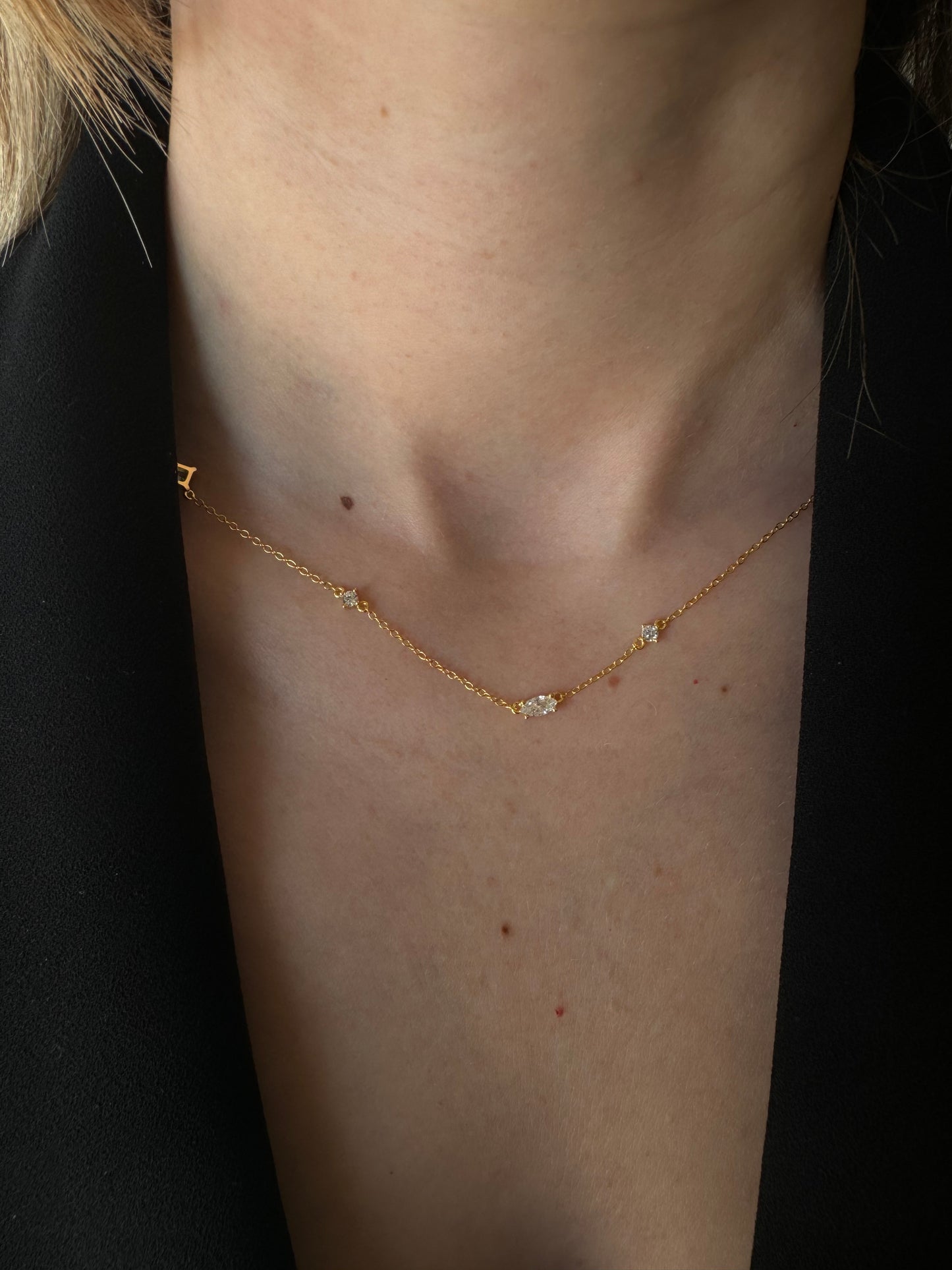 This exquisite necklace features a clear, faceted centerpiece that sparkles in the light, surrounded by delicate, intricately designed settings. Stunning accessory for any occasion.
Material: 925 Sterling Silver + 18K gold plated
Measurements: 16.90 + 1.90 in