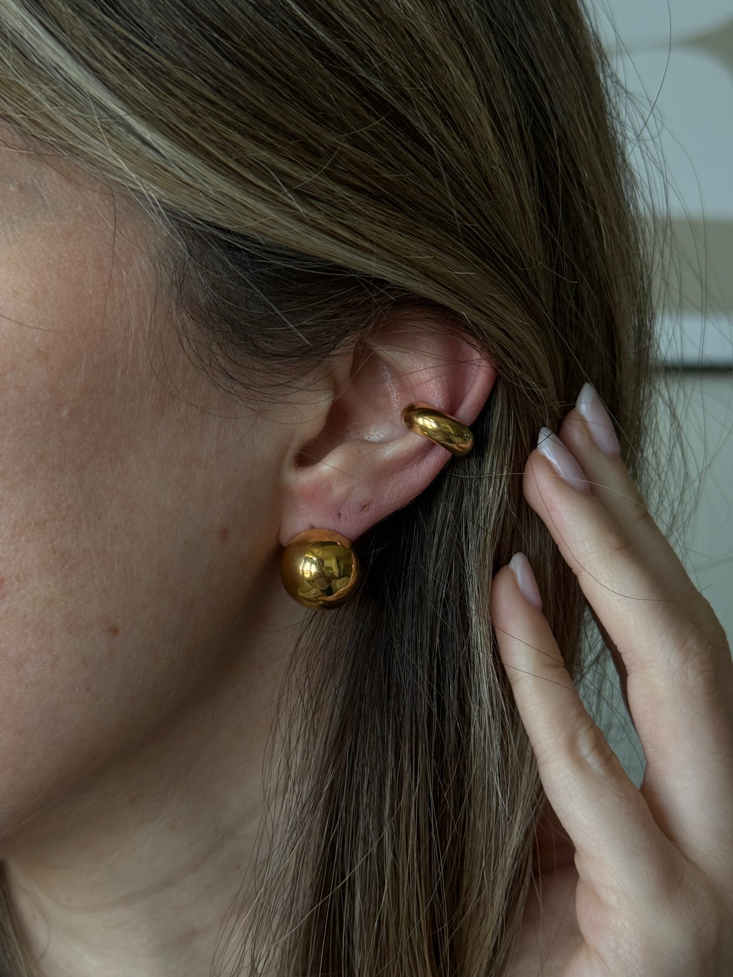 Add a touch of sophistication to any outfit with these gorgeous gold bold studs. Have more than one piercing? Awesome! Our gold bold studs pair well with other piercings or earrings.
thick hoop earrings the most in-demand and chunky style
Material: Stainless Steel + 18K gold platedMeasurments: 1.50 cm