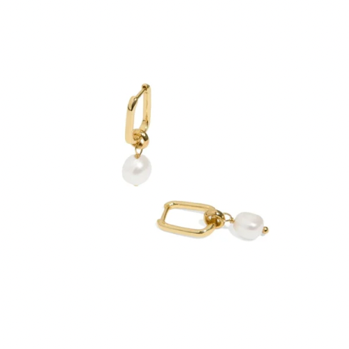 Get your summer look on point with these Pearl Charms Clip Huggies. These unique earrings add a touch of fun to any outfit with their playful charm and effortless clip closure. Perfect for showing off your playful side with a touch of sophistication.
Material: Sterling silver .925 + 18K gold plated