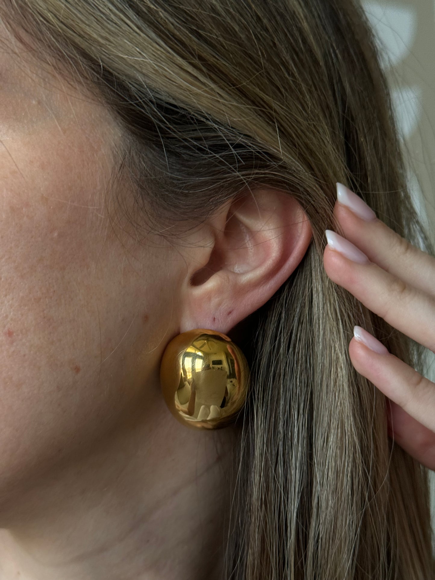 Add a touch of sophistication to any outfit with these gorgeous large gold bold oval studs. Have more than one piercing? Awesome! Our large gold bold oval studs pair well with other piercings or earrings.
If you're looking for a subtle accessory to complete your look these studs are the perfect choice.
thick hoop earrings the most in-demand and chunky style
Material: Stainless Steel + 18K gold plated
measurements: 1.35 x 1.10 in