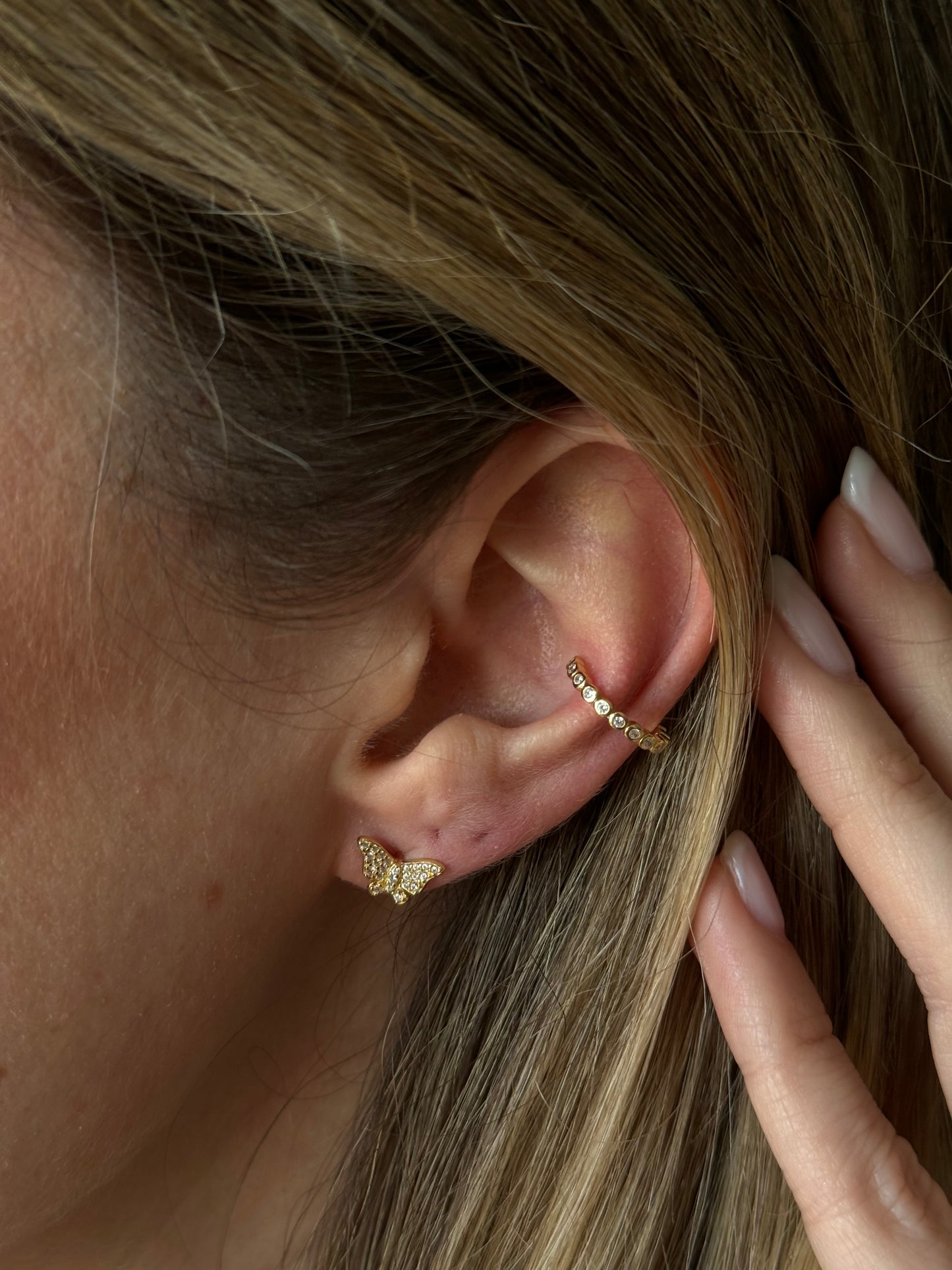 Introducing the BUBBLE EAR CUFF - a must-have accessory for any fashion-forward individual. This unique cuff features a series of bubble-shaped accents, adding a touch of whimsy and personality to any outfit. Crafted with the highest quality materials, its lightweight and comfortable design makes it perfect for all-day wear. Elevate your style and make a statement with the BUBBLE EAR CUFF.
Material: Sterling silver .925 + 18K gold plated
Measurements: .50 x .55 in