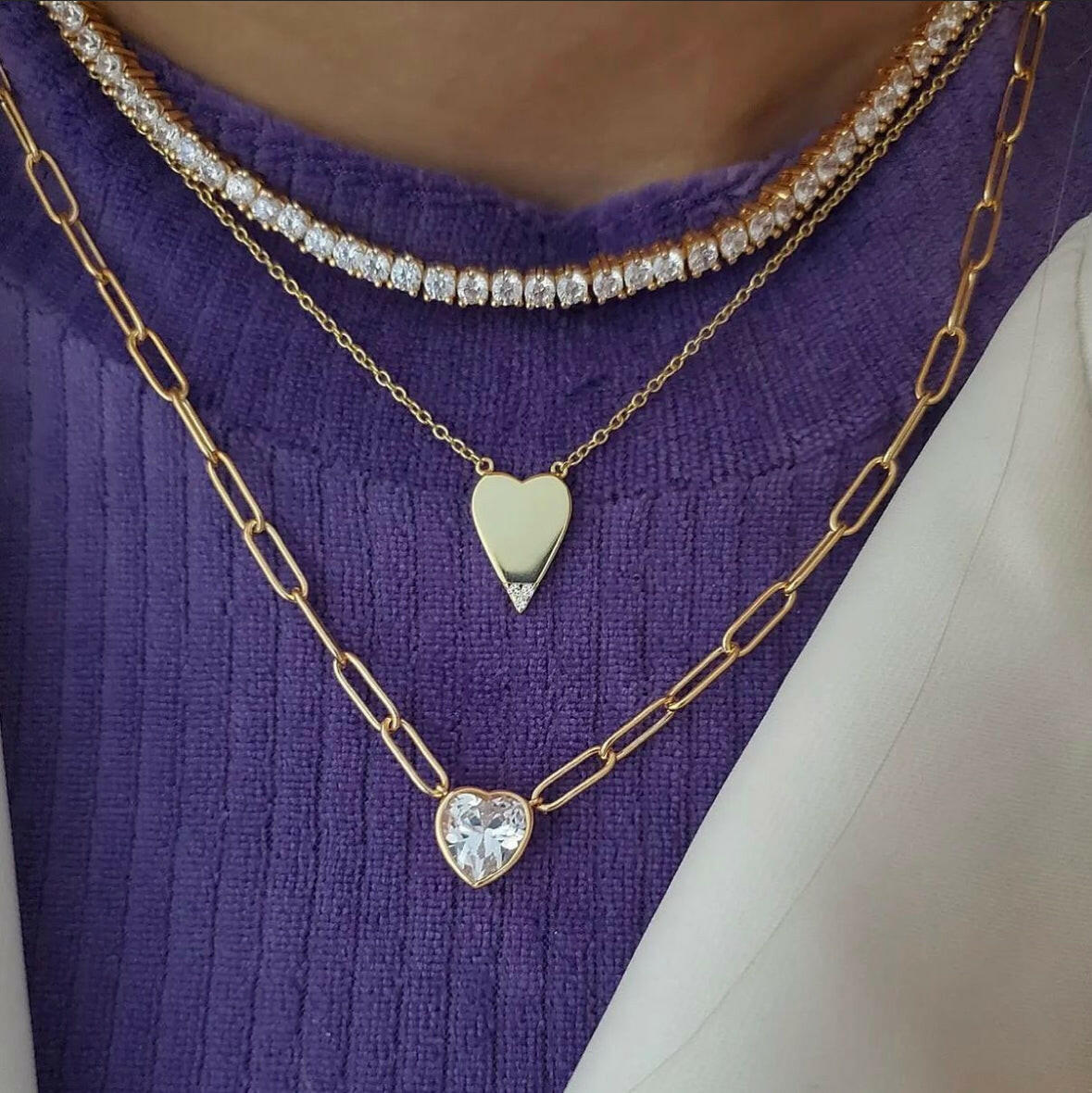 Add a touch of elegance and sparkle to your outfit with our Figaro cristal heart necklace! The intricate Figaro design combined with the delicate heart-shaped crystal pendant will make you stand out in any occasion. A beautiful and charming accessory that will surely capture hearts. Own it now!
Material: Sterling silver 925 with 18k gold plating
Measurements: 15.35 + 2.90 in pendant: .37 x .36 in