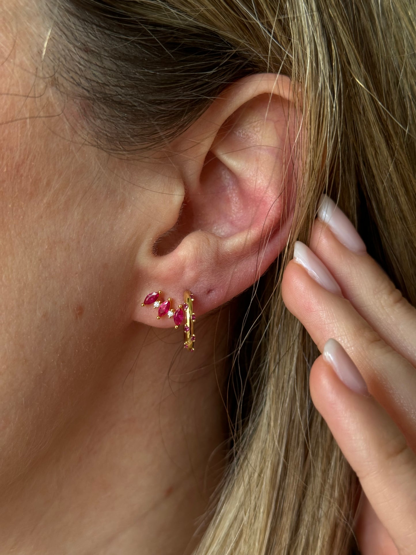 Add a splash of color to your daily routine with our Red Yoli Hoops! These playful hoops are sure to brighten up any outfit and put a smile on your face.
The combination of the gold color and the red stone creates a harmonious and eye-catching piece, suitable for both casual and more formal occasions.
Material: .925 Sterling Silver + 18K gold plated
Measurments: