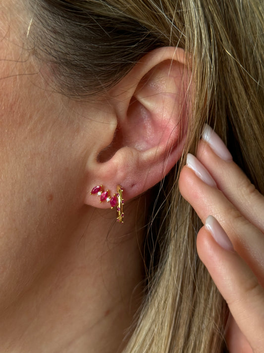 Add a splash of color to your daily routine with our Red Yoli Hoops! These playful hoops are sure to brighten up any outfit and put a smile on your face.
The combination of the gold color and the red stone creates a harmonious and eye-catching piece, suitable for both casual and more formal occasions.
Material: .925 Sterling Silver + 18K gold plated
Measurments: