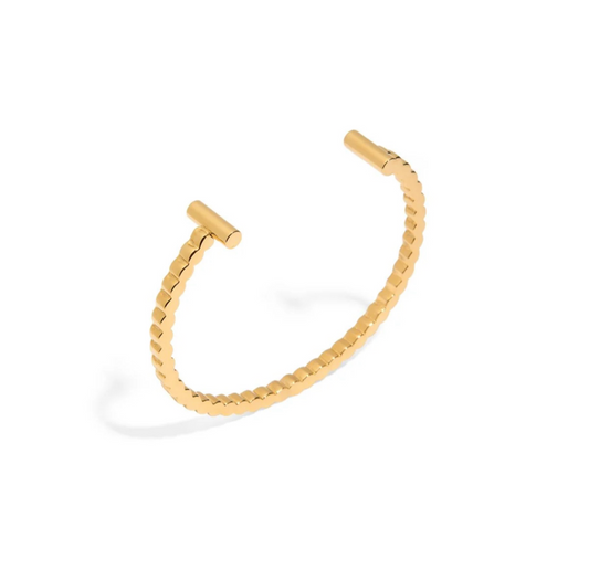 Look no further than our LINEAR GOLDEN CUFF! Made from luxurious materials, this cuff adds a touch of elegance to any outfit. With its sleek and modern design, it's sure to impress. Treat yourself or a loved one to this timeless accessory.
Material: Sterling silver .925 + 18K gold plated