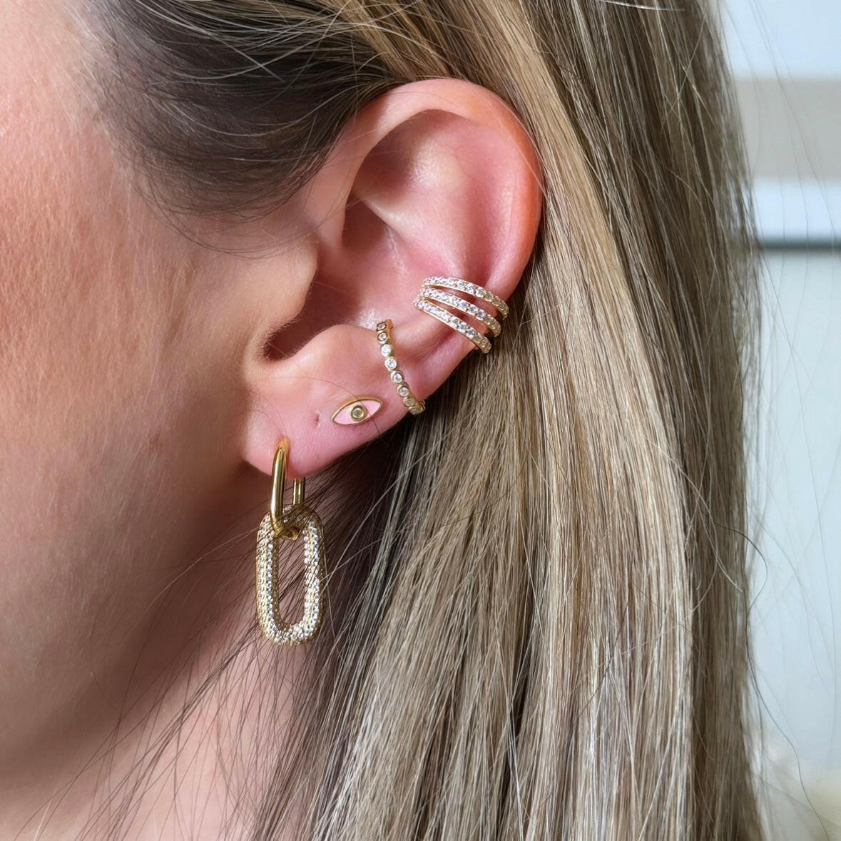 Elevate your style with our DOUBLE OVAL HOOPS! These unique double oval hoops add a modern twist to a classic accessory. With their sleek design, they'll effortlessly elevate any outfit. Make a statement and stand out from the crowd with our DOUBLE OVAL HOOPS!
Material: 925 Sterling Silver + gold plated 18K
Measurements: 1.10 in x .45 in