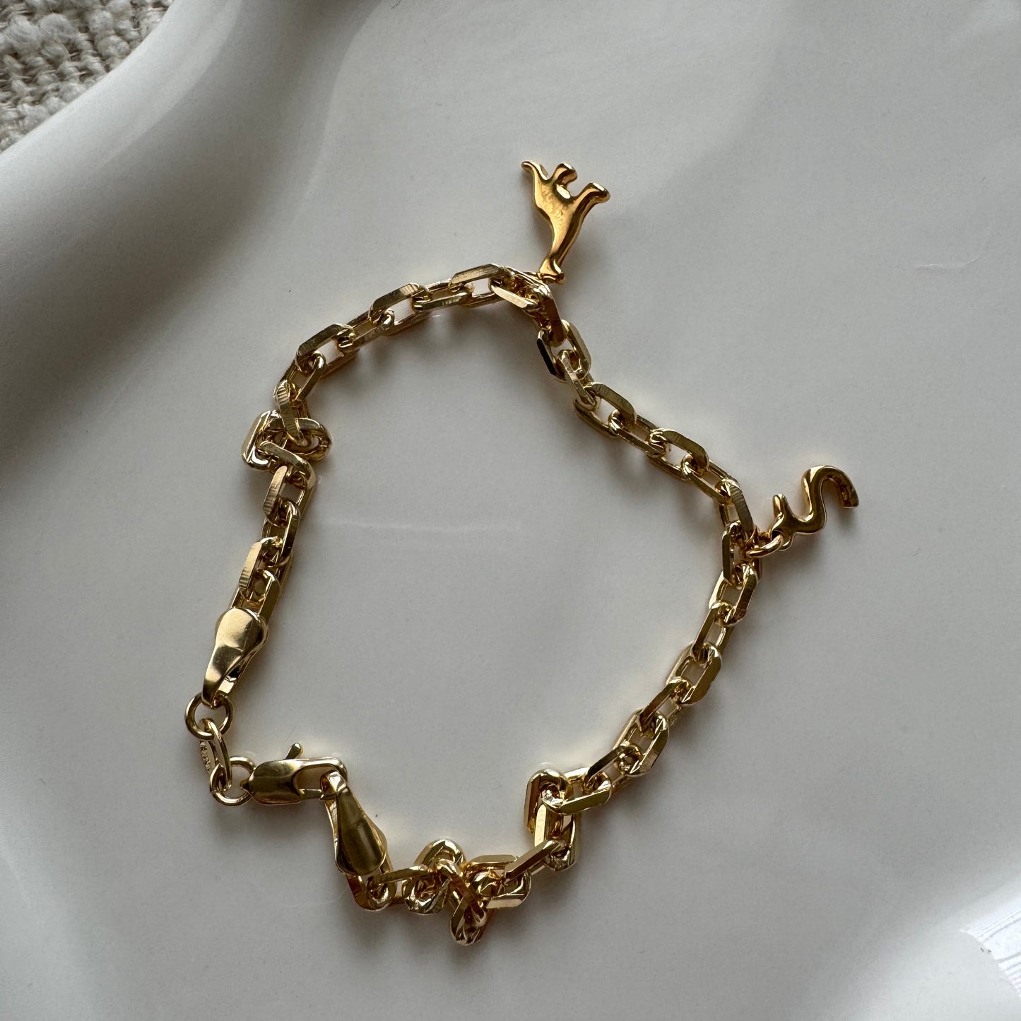 Cut anchor link bracelet in 18K gold-filled, worn on wrist