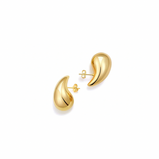 Take on the world with these bold, silver drop earrings! These SMALL ICONIC DROP GOLD EARRINGS will add a touch of daring and adventure to any outfit.
Show off your bold style and make a statement with these striking earrings.
Material: .925 Sterling Silver + 14K gold plated
measurements: .65 in x .35 in