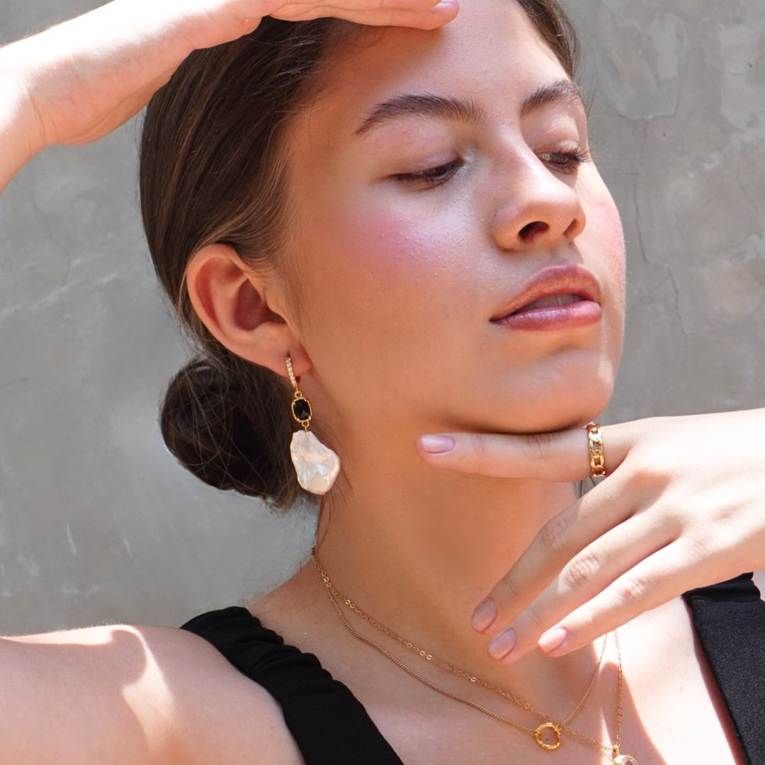 Elevate your outfit with our sophisticated and timeless Vienna Earrings. Adorned with lustrous baroque pearls, these earrings add a touch of elegance to any look. Handcrafted with care, each pair is unique and captures the essence of luxury jewelry. Elevate your collection with the Vienna Earrings.
Material:
24k Gold Plated
• Length: 2.2 inches, depending on the pearl
• Baroque Pearls: May vary slightly in size and shape depending on stock