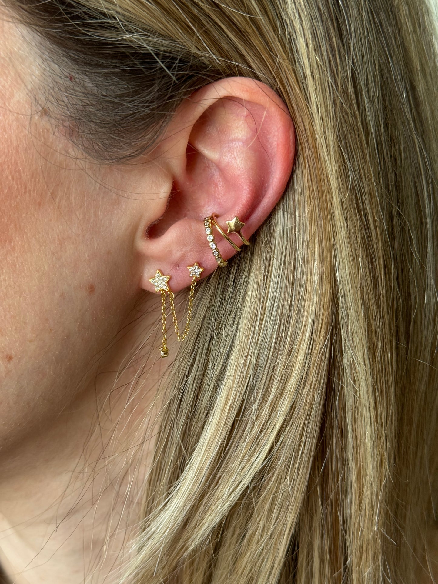 Unleash your rebellious side with the STAR CHAIN DOUBLE STUDS. These edgy earrings feature a unique double chain design with a bold star hanging from each stud. Dare to be different and add a touch of daring to your everyday look.
Unleash the power of your YOUniverse… and look HOT doing it.
Material: 925 Sterling Silver + gold plated 18K
big star: .25 in
Chain length between stars: 1.10 in