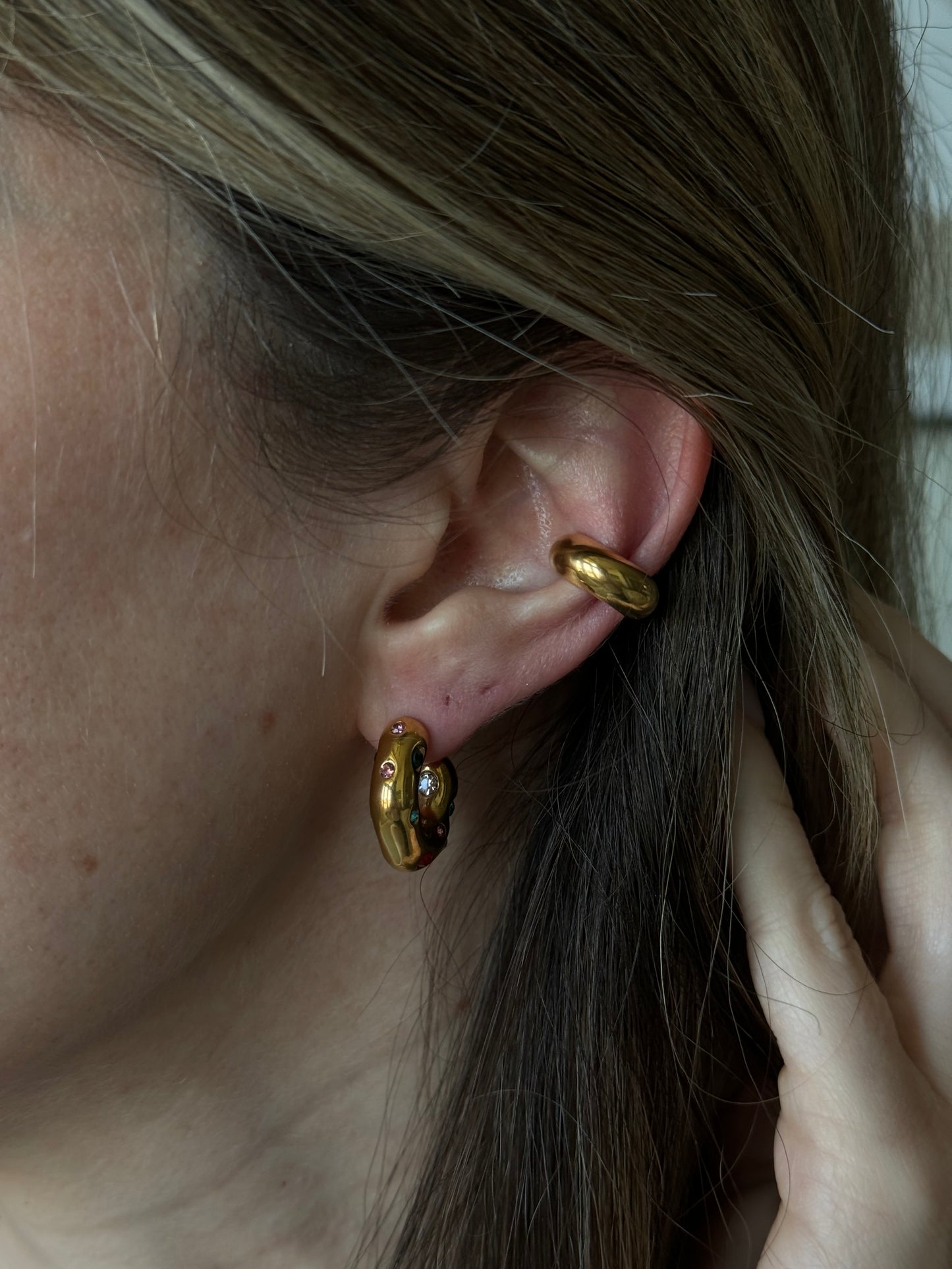 Experience a vibrant addition to your jewelry collection with our IRREGULAR RAINBOW HOOPS. Each earring features a unique, colorful design that is sure to make a statement. Made with high-quality materials, these hoops are both stylish and durable. Elevate your look with these one-of-a-kind accessories.
thick hoop earrings the most in-demand and chunky style
Material: Stainless Steel + 18K gold plated
Measurements: .75 x .65 in