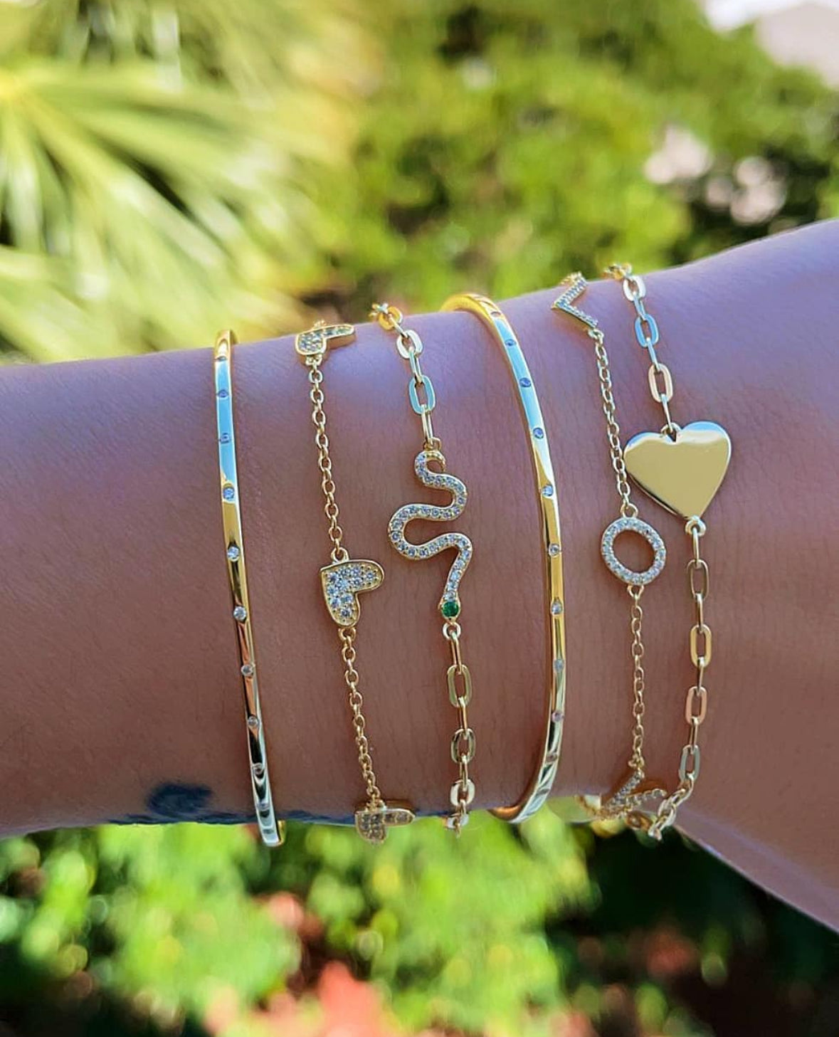 Crafted with care from high-quality materials, the L-O-V-E Bracelet is a symbol of love and affection. This beautifully designed bracelet features the letters L-O-V-E, reminding everyone to spread love and kindness in their daily lives. A perfect accessory for any outfit, this bracelet is a must-have for all lovers of beauty and harmony.
Material: Sterling silver .925 + 18K gold plated
Measurements: 6.60 in + .55 in