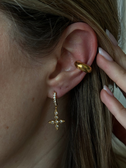 Introducing our new iconic BOLD GOLDEN EARCUFFS! Discover a bold new statement with our BOLD GOLDEN EARCUFFS. Made from stunning gold, this unique earcuff adds a touch of glamour and edge to any outfit. Stand out and make a statement with our BOLD GOLDEN EARCUFF, the perfect accessory for any fashion-forward individual.
thick hoop earrings the most in-demand and chunky style
Material: Stainless Steel + 18K gold platedMeasurments: 0.94 cm tickness: 0.6 cm