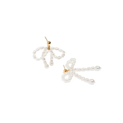 Elevate your beach look with these charming COQUETTE PEARL BOW EARRINGS. The delicate pearl and bow design adds a touch of elegance to your summer style. Perfect for a day at the beach or a night out, these earrings are sure to make a statement.
Material: Stainless Steel + 18K gold plated