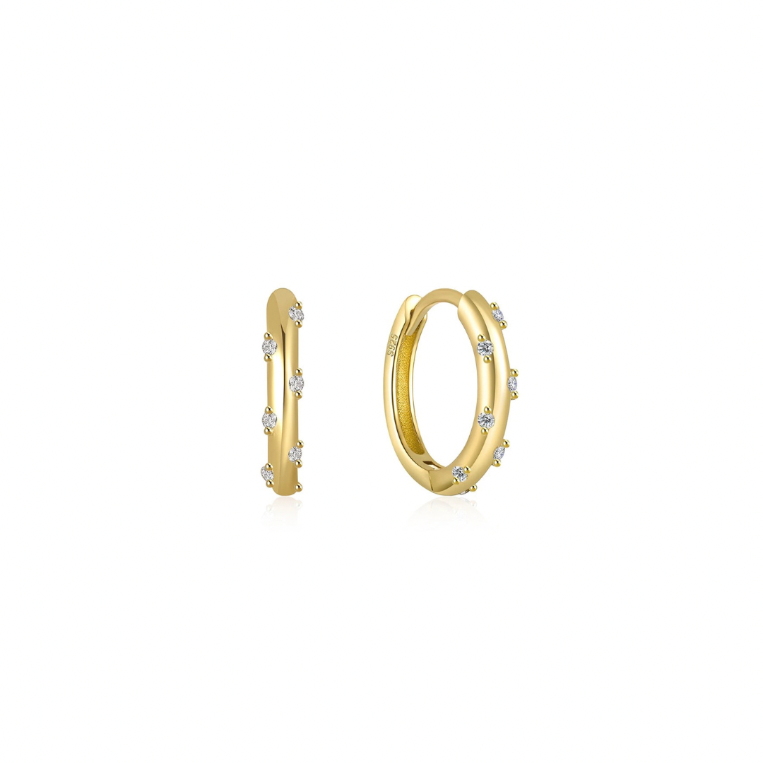 Add to your daily routine our Clear Yoli Hoops! These playful hoops are sure to brighten up any outfit and put a smile on your face. The combination of the gold color and the clear stone creates a harmonious and eye-catching piece, suitable for both casual and more formal occasions.