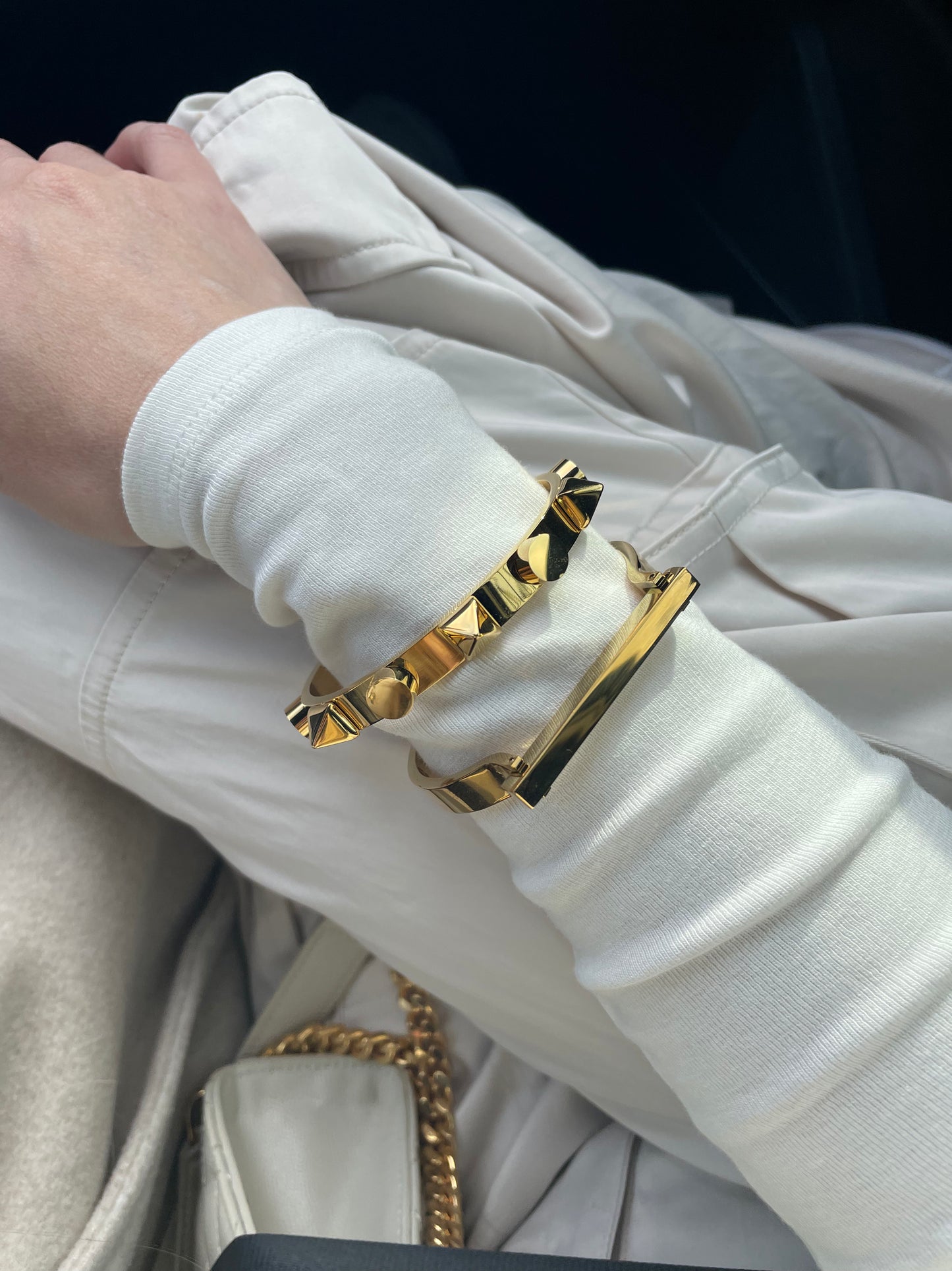 Introducing our new iconic bracelet! Shiny and chic, our figured golden bracelet will elevate any outfit in 2024. This trendy piece will make you stand out with its intricate design, adding a touch of playfulness to your style. A must-have for any fashion-forward individual.