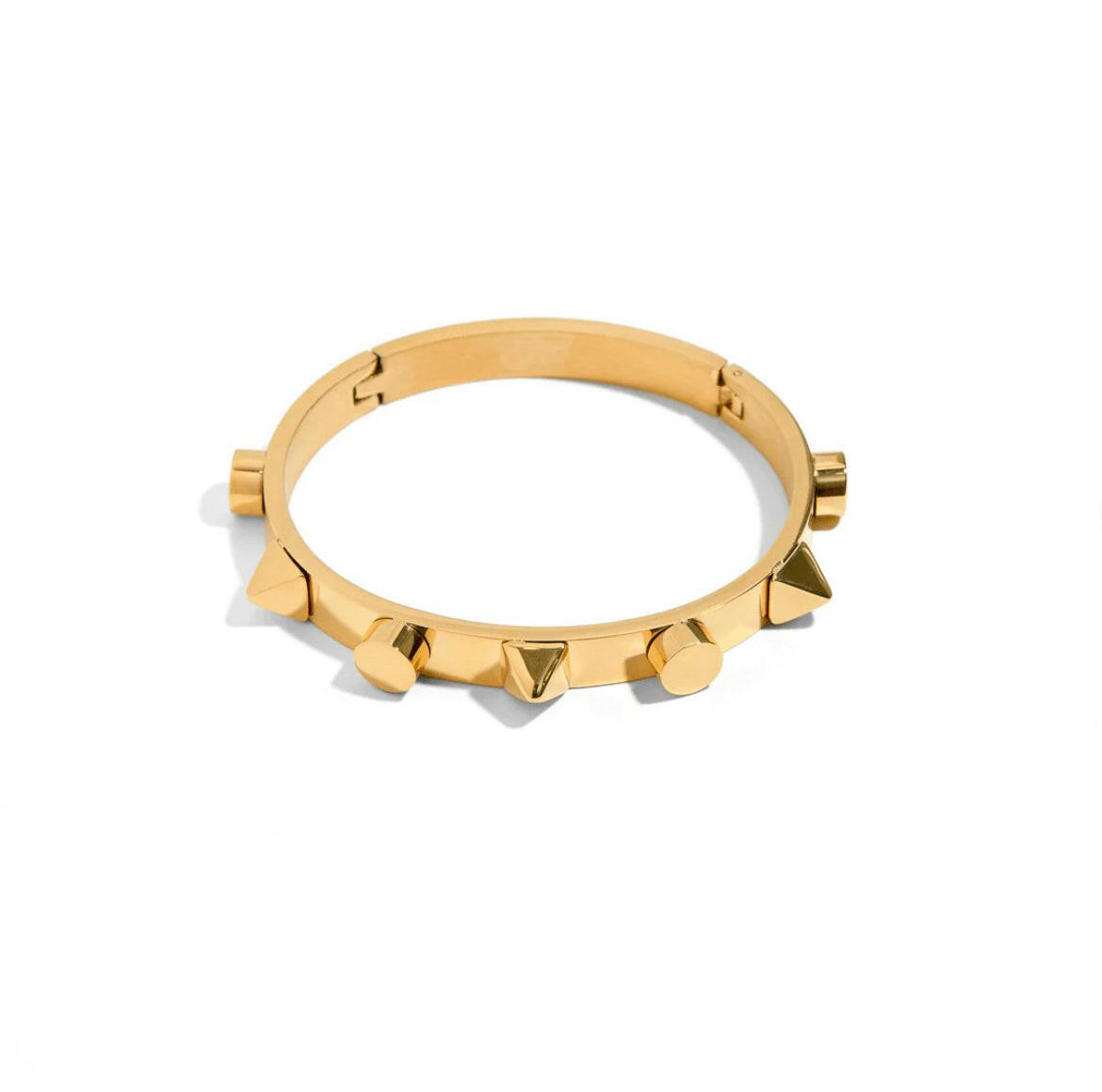 Introducing our new iconic bracelet! Shiny and chic, our figured golden bracelet will elevate any outfit in 2024. This trendy piece will make you stand out with its intricate design, adding a touch of playfulness to your style. A must-have for any fashion-forward individual.
