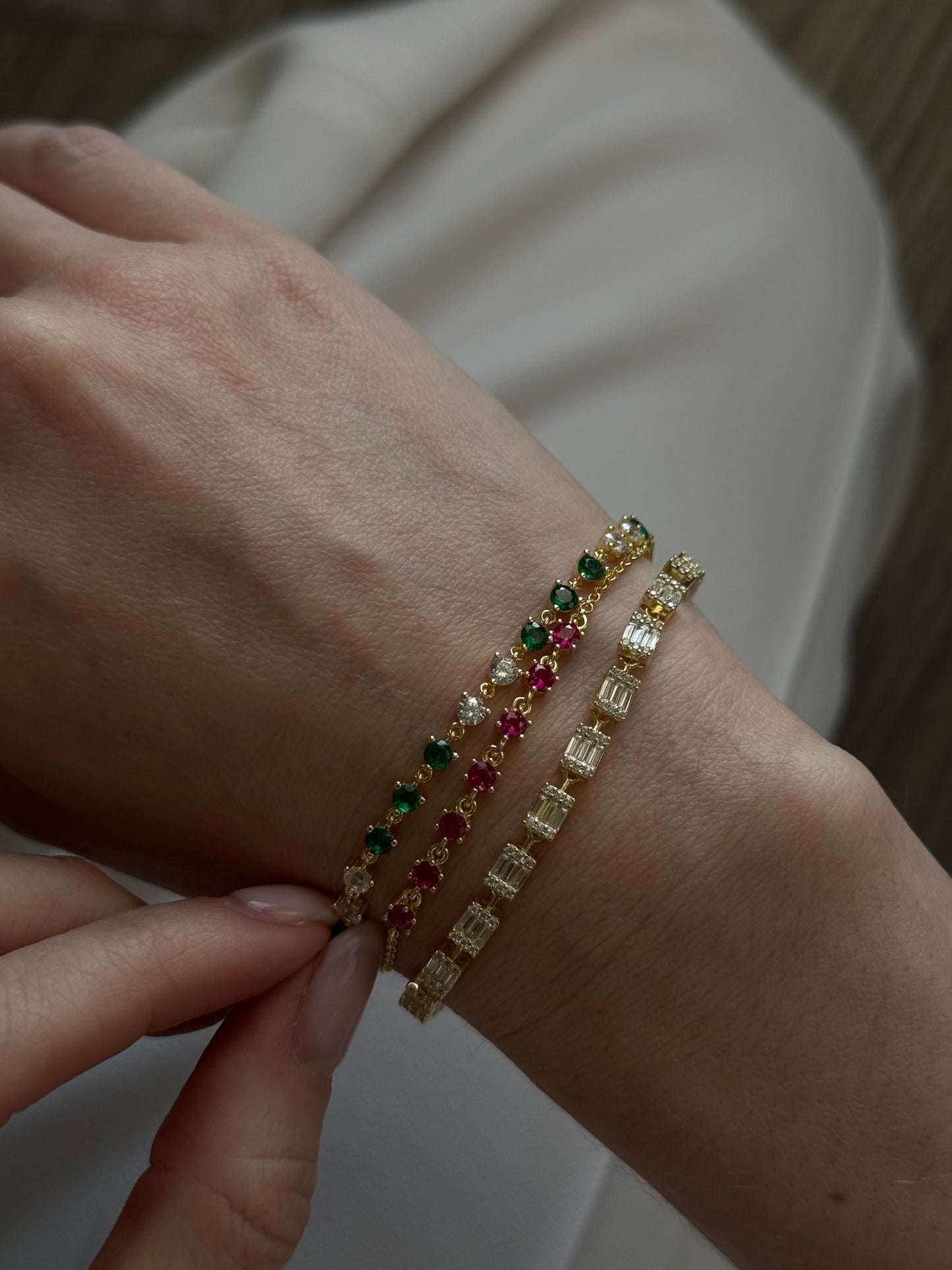 Rock the romantic look with our Middle Verona pink bracelet.
Perfect for expressing your love to someone or declaring your love. Who needs words when you've got this bracelet on your wrist? (No cheesy love songs required!)
Grab yours now!
Material: Sterling silver .925 + 18K gold plated
Measurements : 6.10 in + 1.20 in