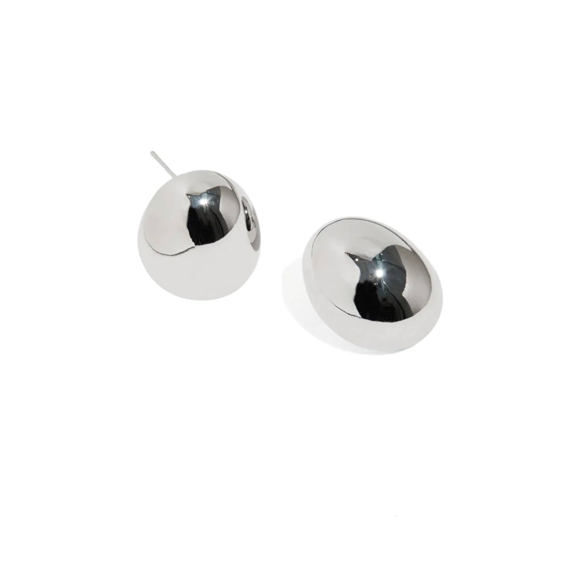 Add a touch of shine and sophistication to any outfit with these gorgeous large silver bold oval studs. Have more than one piercing? Awesome! Our large silver bold oval studs pair well with other piercings or earrings.
Whether you're looking for a subtle accessory to complete your look or a bold statement piece, these studs are the perfect choice.
thick hoop earrings the most in-demand and chunky style
Material: Stainless Steel + 18K gold plated
Measurements: 2.7 x 3.27 c
