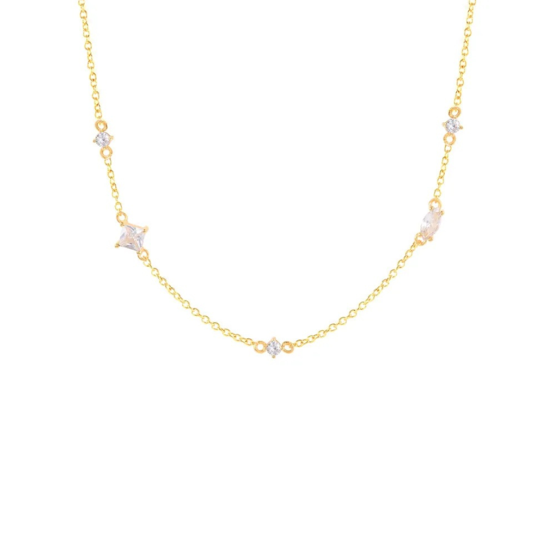 This exquisite necklace features a clear, faceted centerpiece that sparkles in the light, surrounded by delicate, intricately designed settings. Stunning accessory for any occasion.
Material: 925 Sterling Silver + 18K gold plated
Measurements: 16.90 + 1.90 in
