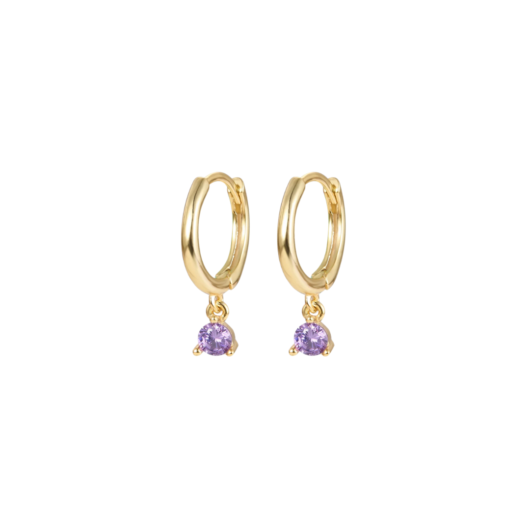 Shine bright with our GLIMMER LAVANDA HOOPS! These earrings will add a touch of sparkle to any outfit. Say goodbye to dull hoops and hello to eye-catching glamour.
Perfect to add a bit of personality to your everyday look.
Warning: may cause compliments!
Material: .925 Sterling Silver + 14K gold plated
Measurements: .40 x .65 in