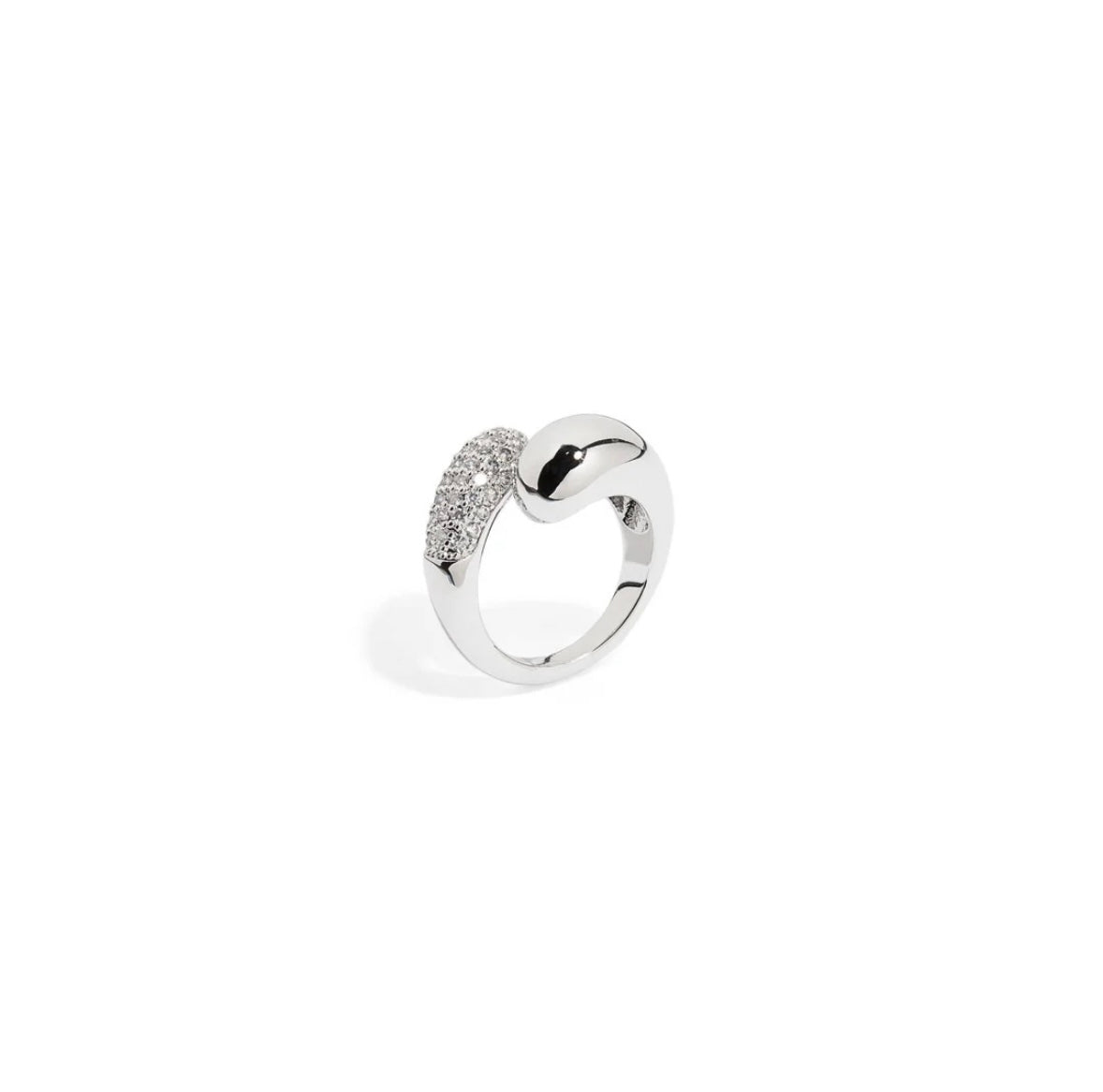With its sleek design and embedded zirconia, this ring will make you shine on any occasion. Add a touch of luxury and sophistication to your style with this stunning accessory.
Material: Brass with 4 microns of 18k gold plating and zirconia (high-quality material).
Measurement: Maximum thickness of 1.6 cm.