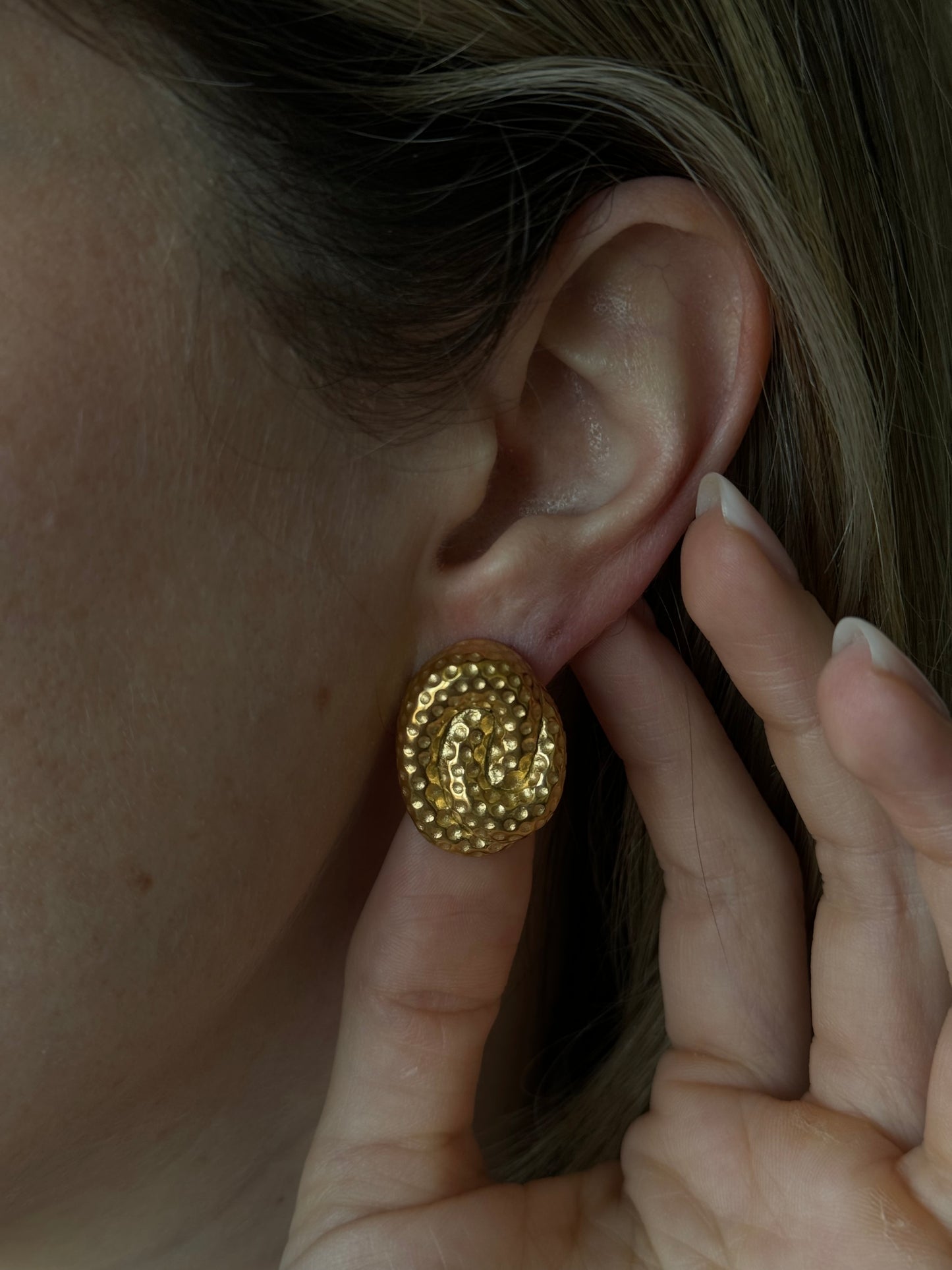 Expertly crafted with a hammered design, these Knot Golden Earrings exude elegance and sophistication. Made of high-quality materials, these earrings are perfect for any occasion and will add a touch of glamour to any outfit. The unique knot design adds a modern yet timeless touch, making them a must-have for any jewelry collection.
Material: Stainless Steel + 18K gold plated
Measurements: .75 x .95 in
