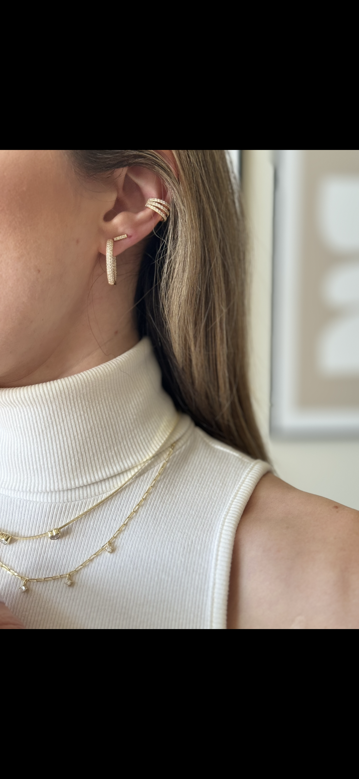 Add some spark to your outfit with the Figaro Spark Necklace. This unique necklace brings a touch of fun to any look. 
Get ready to turn heads and make a statement with this playful accessory.
Warning: may cause excessive compliments
Material: Sterling silver .925 + 18K gold plated
Measurements: 15 in + 2 in pendants: .15 in