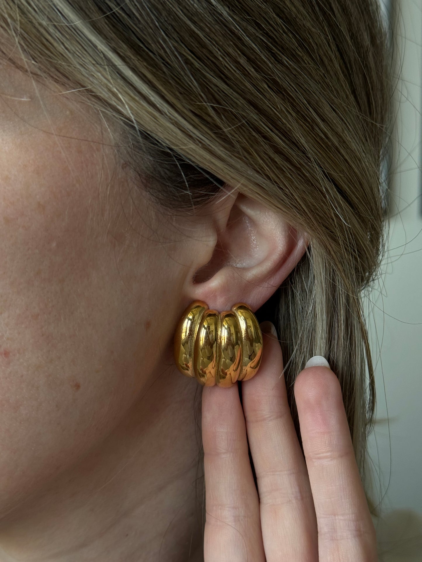 Elevate your style with Estela Earrings. Crafted with bold gold, these earrings will add a touch of sophistication to any outfit. Trust in our expert design and quality materials to make a statement that will last. Upgrade your wardrobe and make a lasting impression with Estela Earrings.
Material: Stainless Steel + 18K gold plated
Measurements: 1.05 x 1.00 in