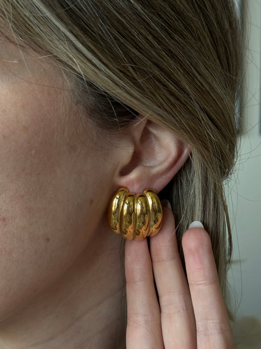 Elevate your style with Estela Earrings. Crafted with bold gold, these earrings will add a touch of sophistication to any outfit. Trust in our expert design and quality materials to make a statement that will last. Upgrade your wardrobe and make a lasting impression with Estela Earrings.
Material: Stainless Steel + 18K gold plated
Measurements: 1.05 x 1.00 in