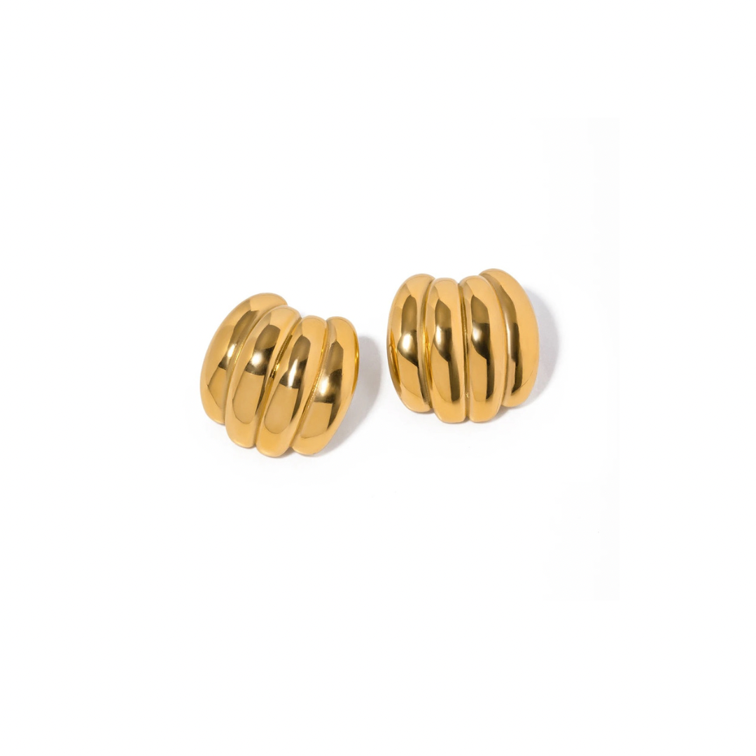 Elevate your style with Estela Earrings. Crafted with bold gold, these earrings will add a touch of sophistication to any outfit. Trust in our expert design and quality materials to make a statement that will last. Upgrade your wardrobe and make a lasting impression with Estela Earrings.
Material: Stainless Steel + 18K gold plated
Measurements: 1.05 x 1.00 in