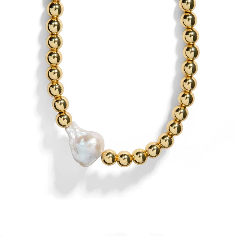 Trade in your plain jewelry for our BAROQUE GOLDEN NECKLACE. With its intricate design and golden hue, this statement piece will make you stand out on the beach. Channel your inner beach lover and add some sparkle to your outfit. Hello Summer 2024!
Material: baroque pearl + 18K gold plated