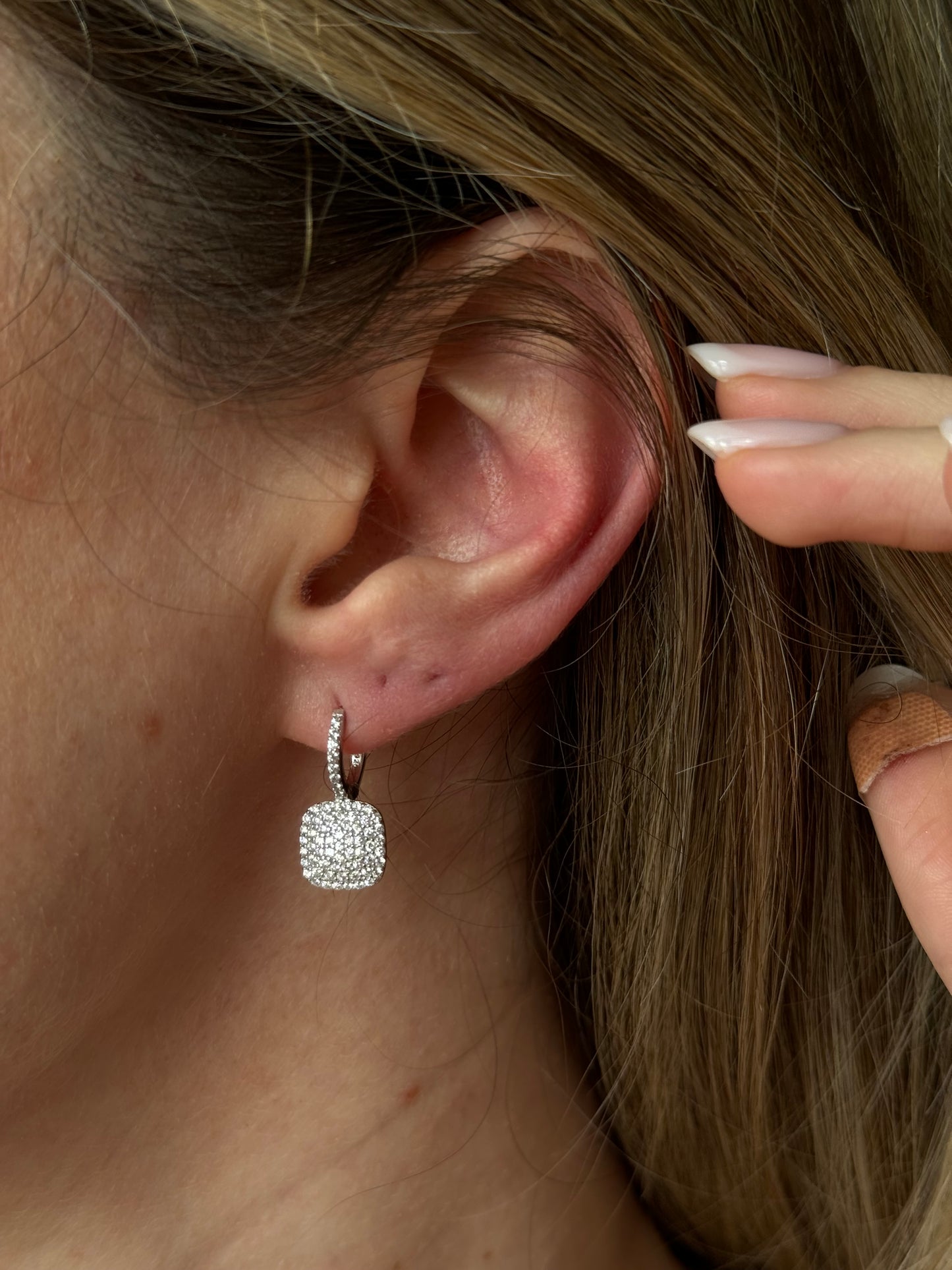 Enjoy timeless elegance with our Silver Squared Hoops. Made from high-quality silver, these hoops have a unique, squared shape that adds a modern twist to a classic style. Lightweight and comfortable, these hoops are perfect for any occasion, making them a versatile addition to any jewelry collection. Expertly crafted with attention to detail, these hoops are a must-have for any fashion-forward individual. Elevate your look with our Silver Squared Hoops.
Material: Sterling silver .925 + 18K gold plated
Me