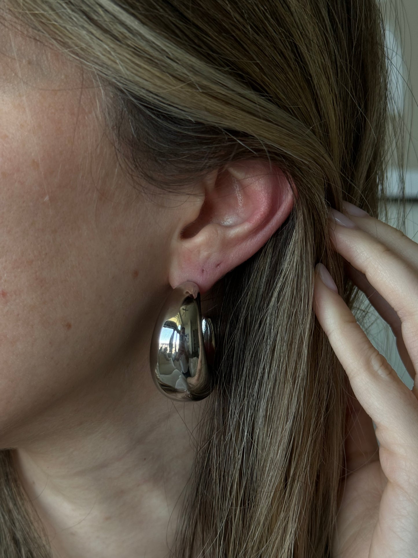 The Bold hoops is the classic hoop we all love. We can wear this over and over again for our all-time staple.
thick hoop earrings the most in-demand and chunky styles
Material: Stainless Steel
Measurements: 1.60 x .75 in