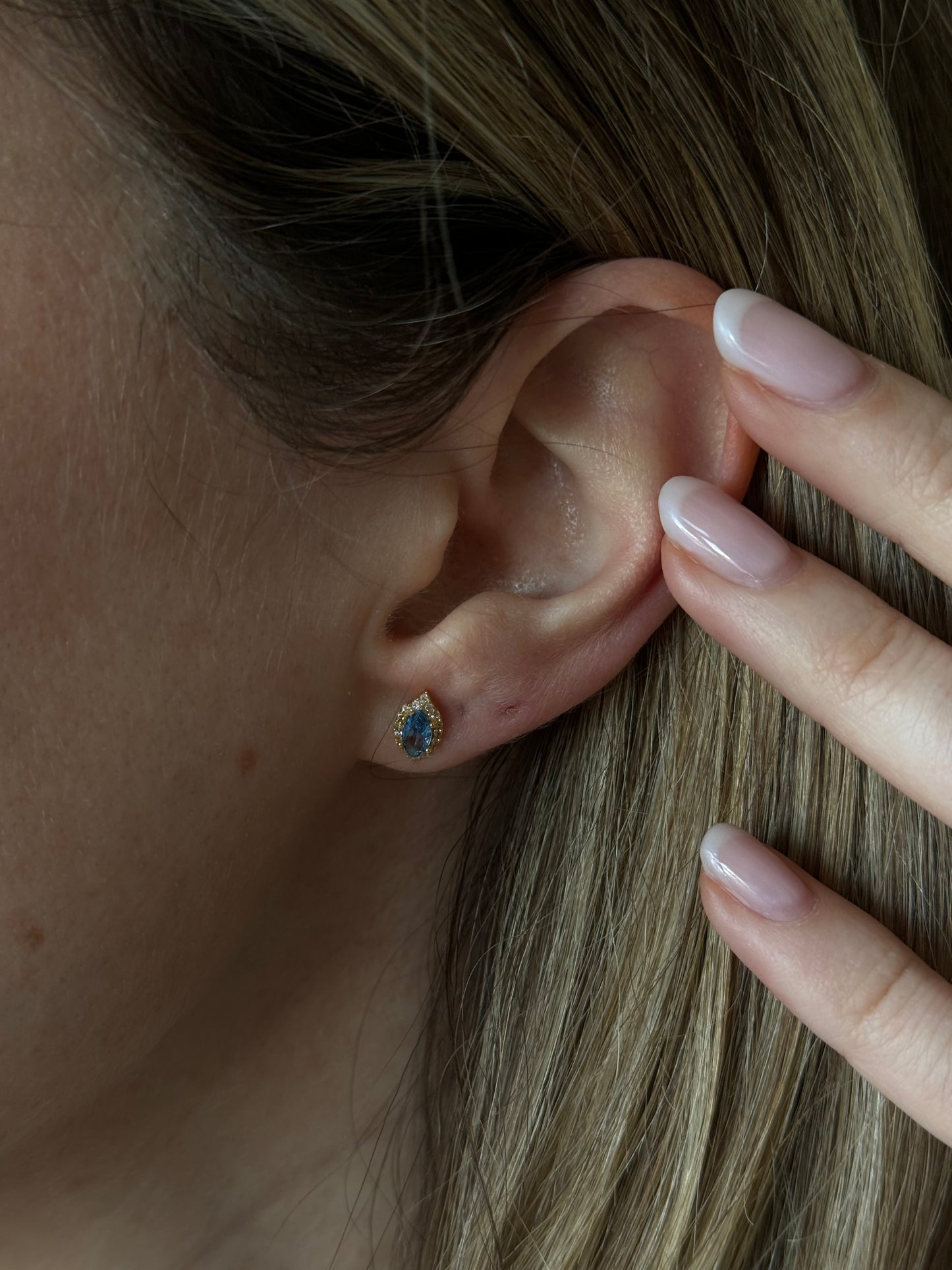 These Oval Blue Studs will add a pop of color to any outfit.
Perfect for anyone looking to add a playful touch to their accessories. Cute and blue-tiful choice!
Material: 925 Sterling Silver + gold plated 18K
Measurements: .35 x .20 in