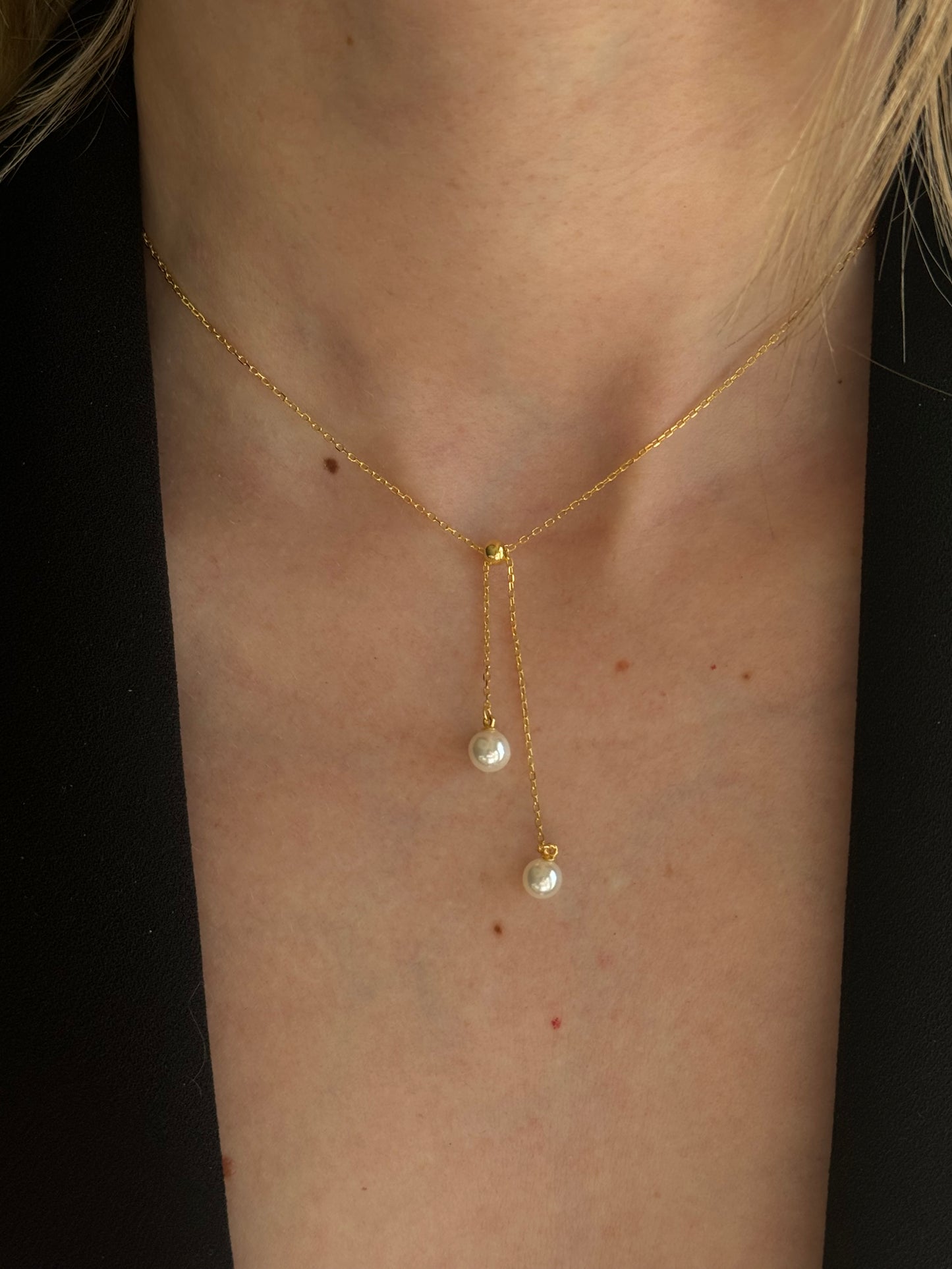 Double the pearls, double the elegance! This delicate golden necklace will add a touch of sophistication to any outfit. A timeless piece that will never go out of style. Perfect for any occasion, this necklace is a must-have for any jewelry collection.
Material: .925 Sterling Silver + 18K gold plated
Measurements: 15.60 + 2.00 in + chain and pearls length: 2.15 in